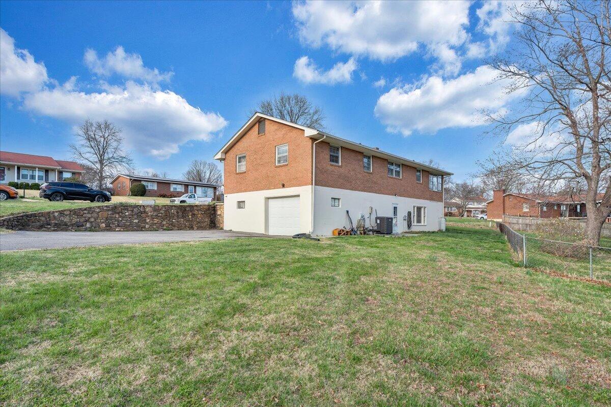 2966 Neil DR