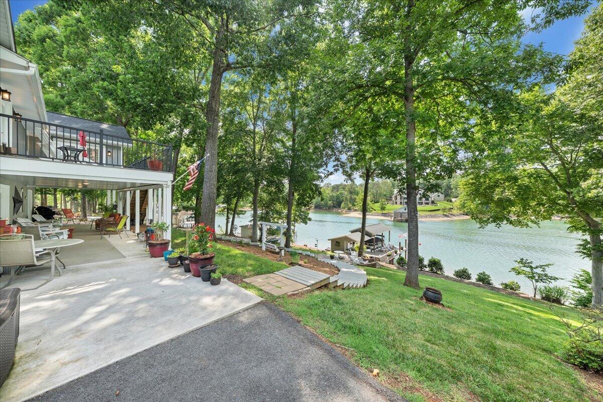 129 Douglas DR