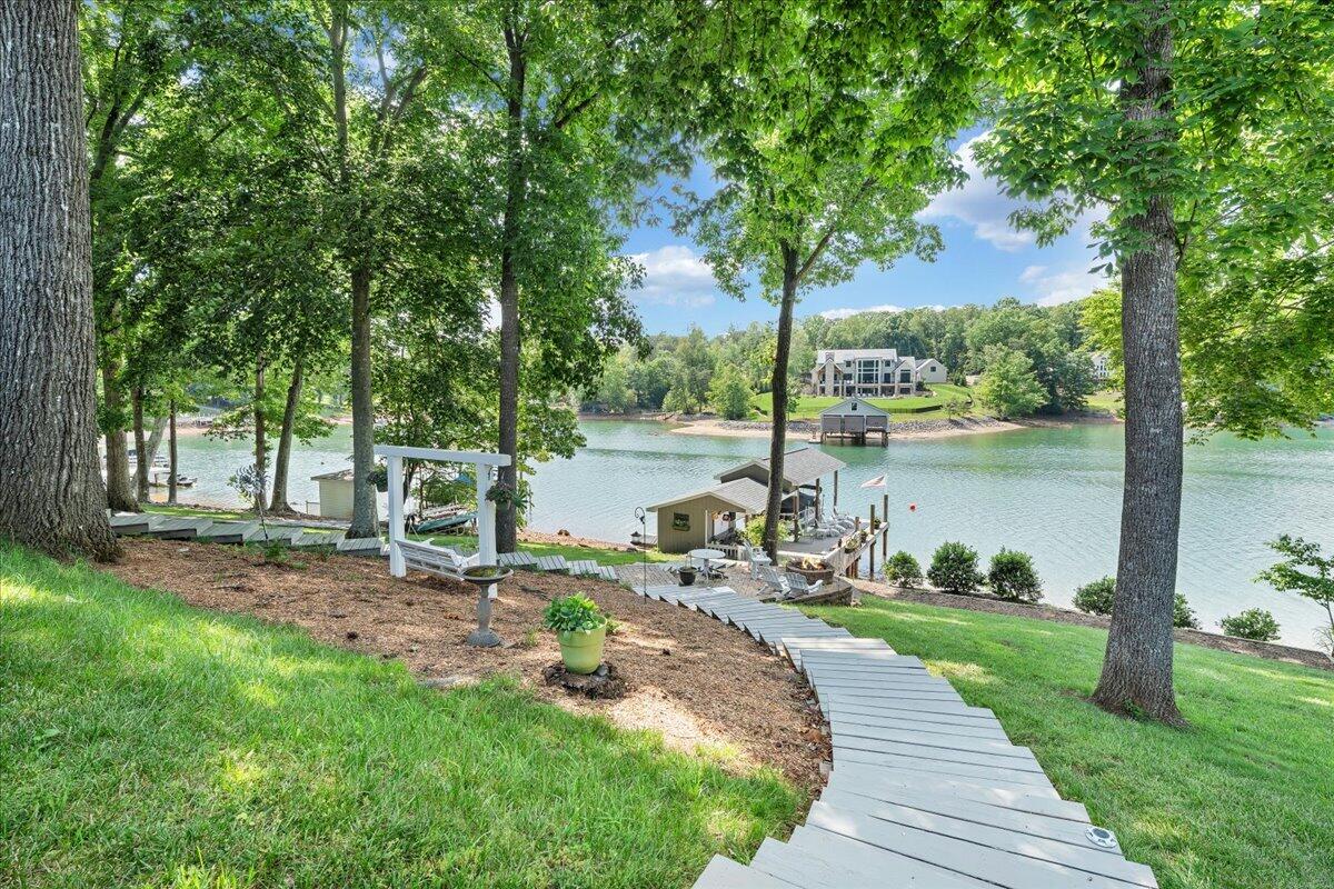 129 Douglas DR