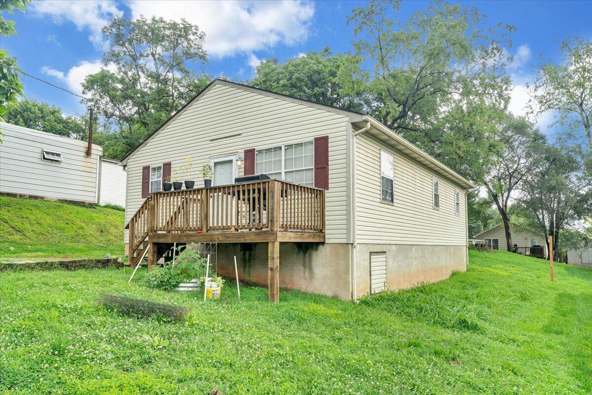 709 Wayland ST NE