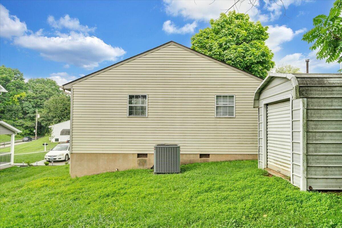 709 Wayland ST NE