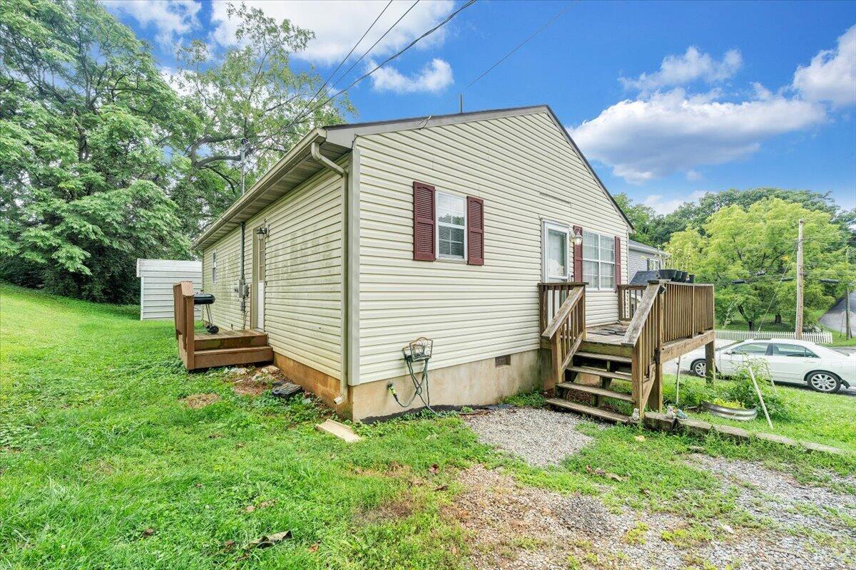 709 Wayland ST NE