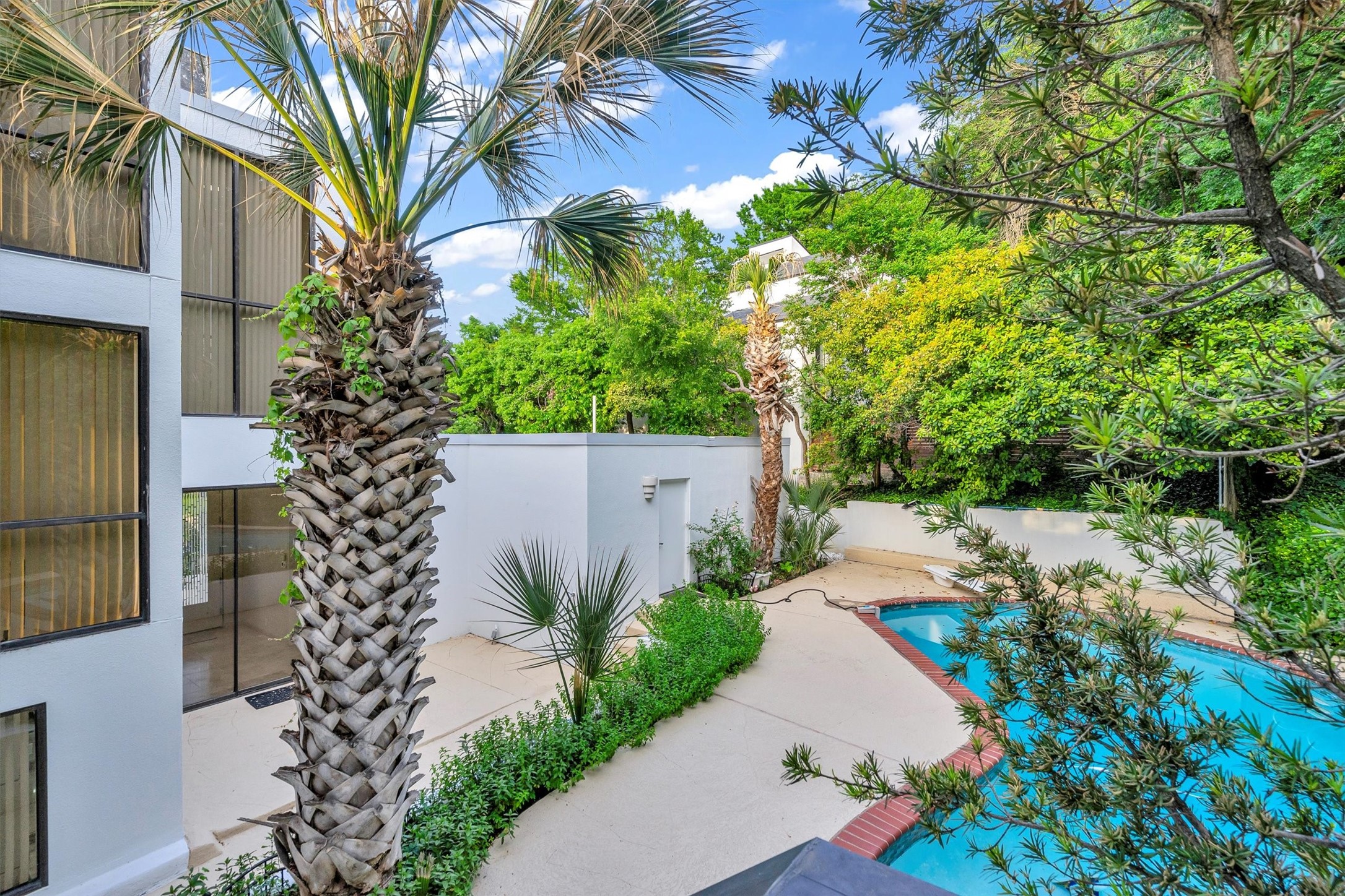 3855 Bellaire Drive S