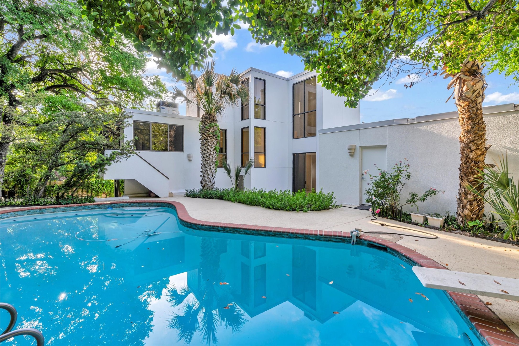 3855 Bellaire Drive S