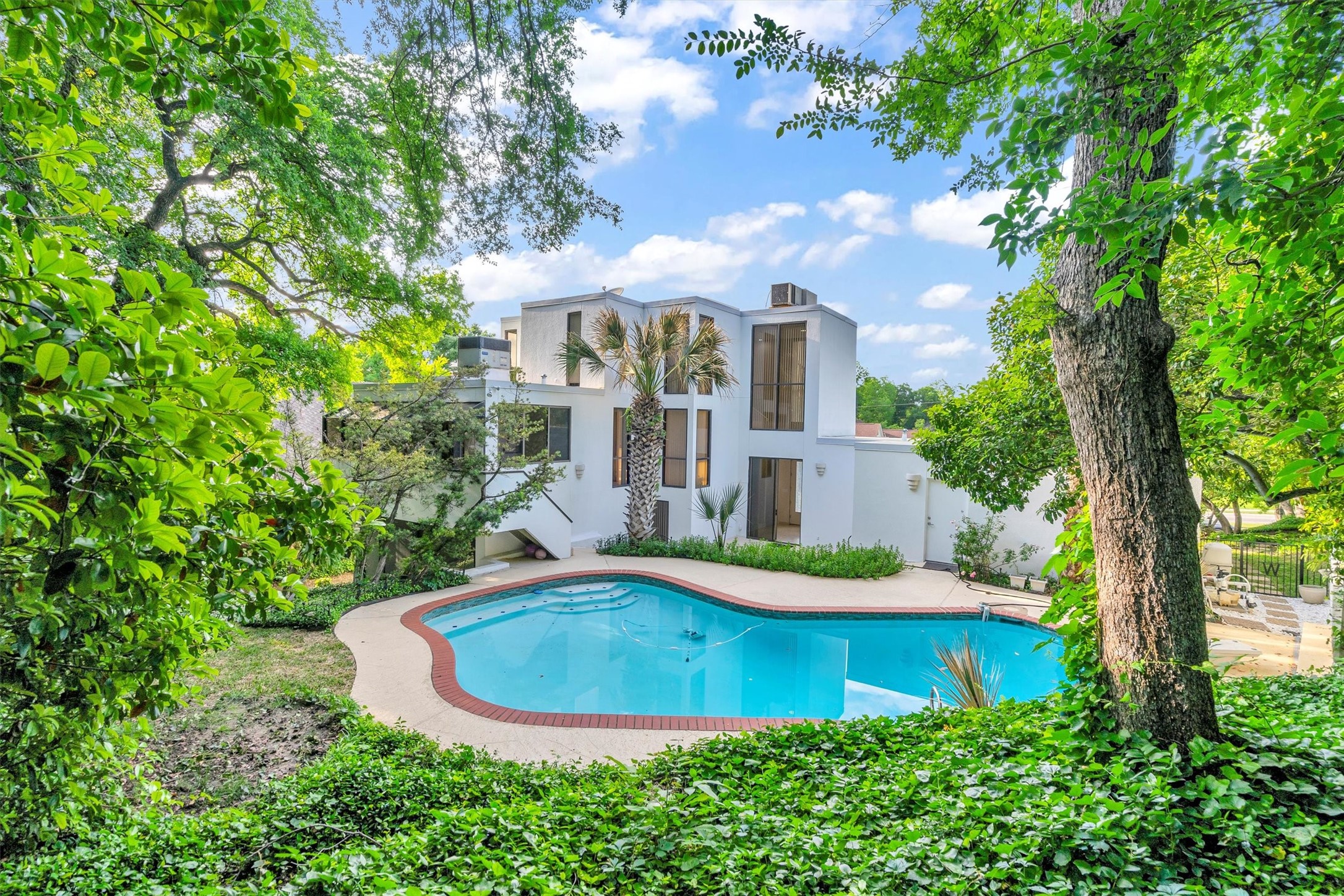 3855 Bellaire Drive S