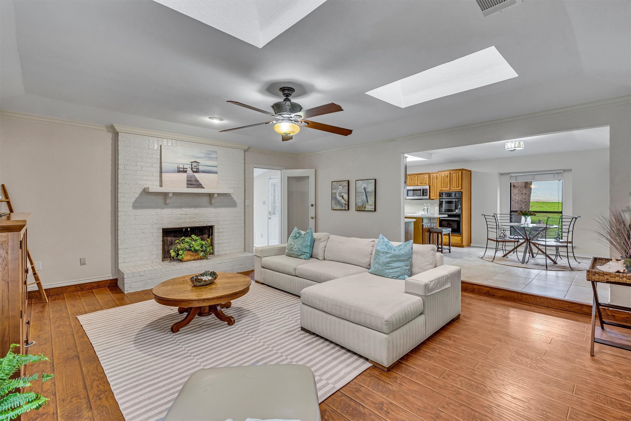 6824 Greenacres Drive