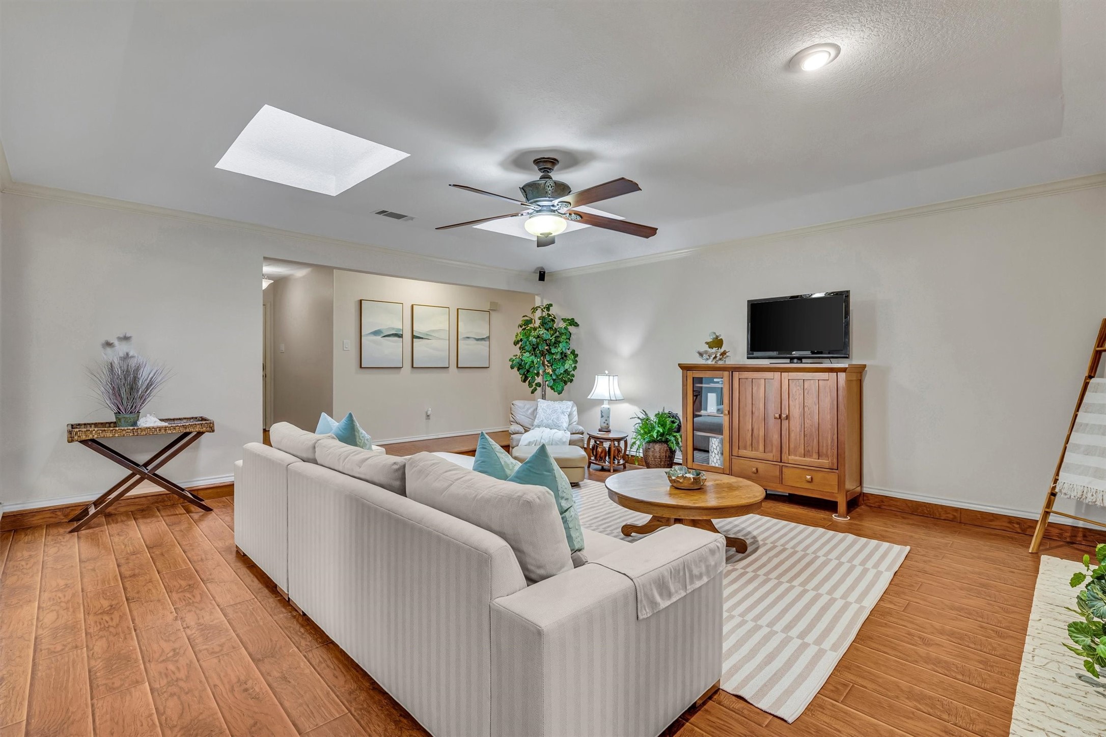 6824 Greenacres Drive