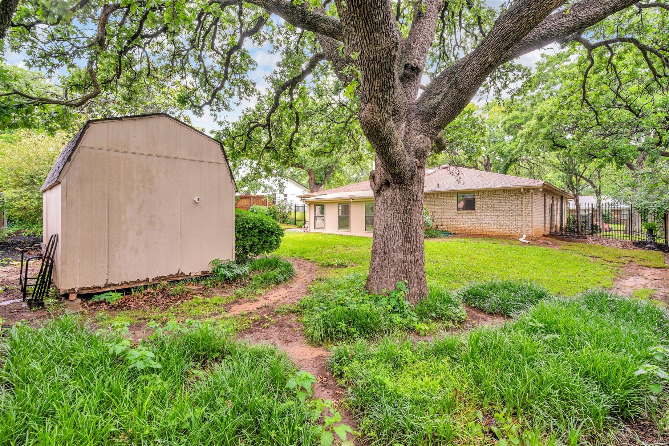 6824 Greenacres Drive