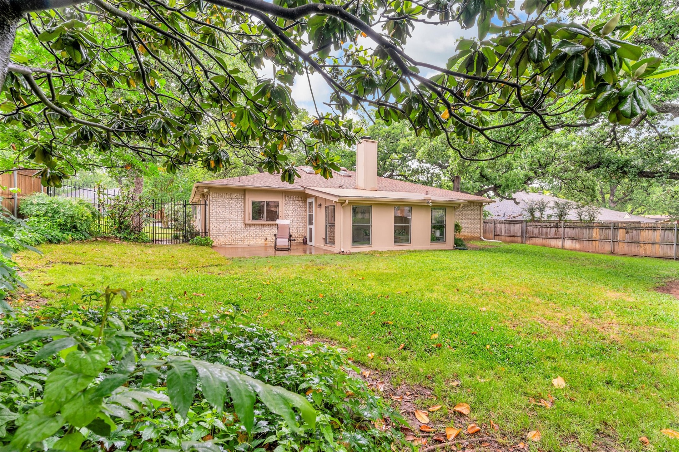 6824 Greenacres Drive