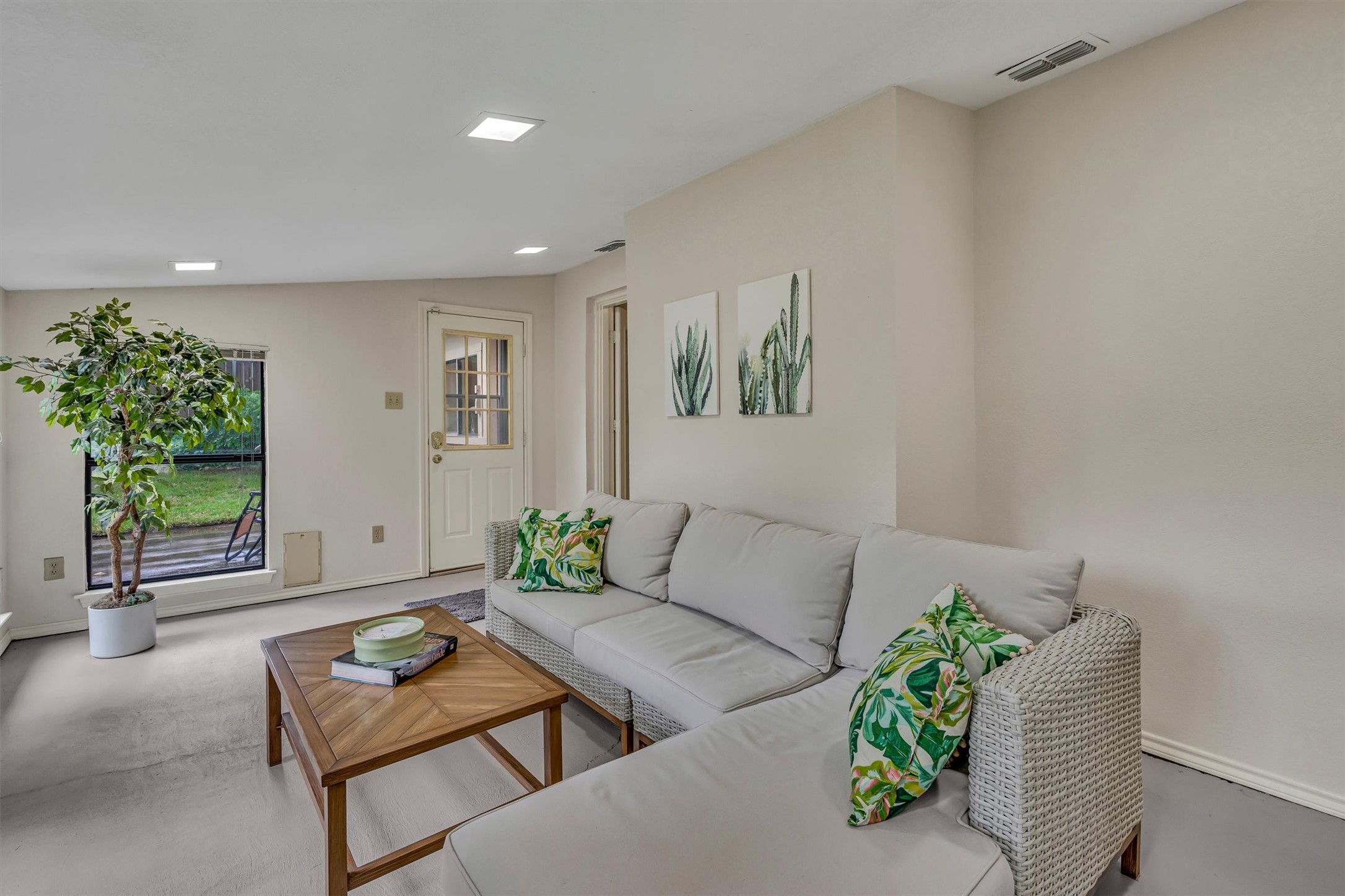 6824 Greenacres Drive