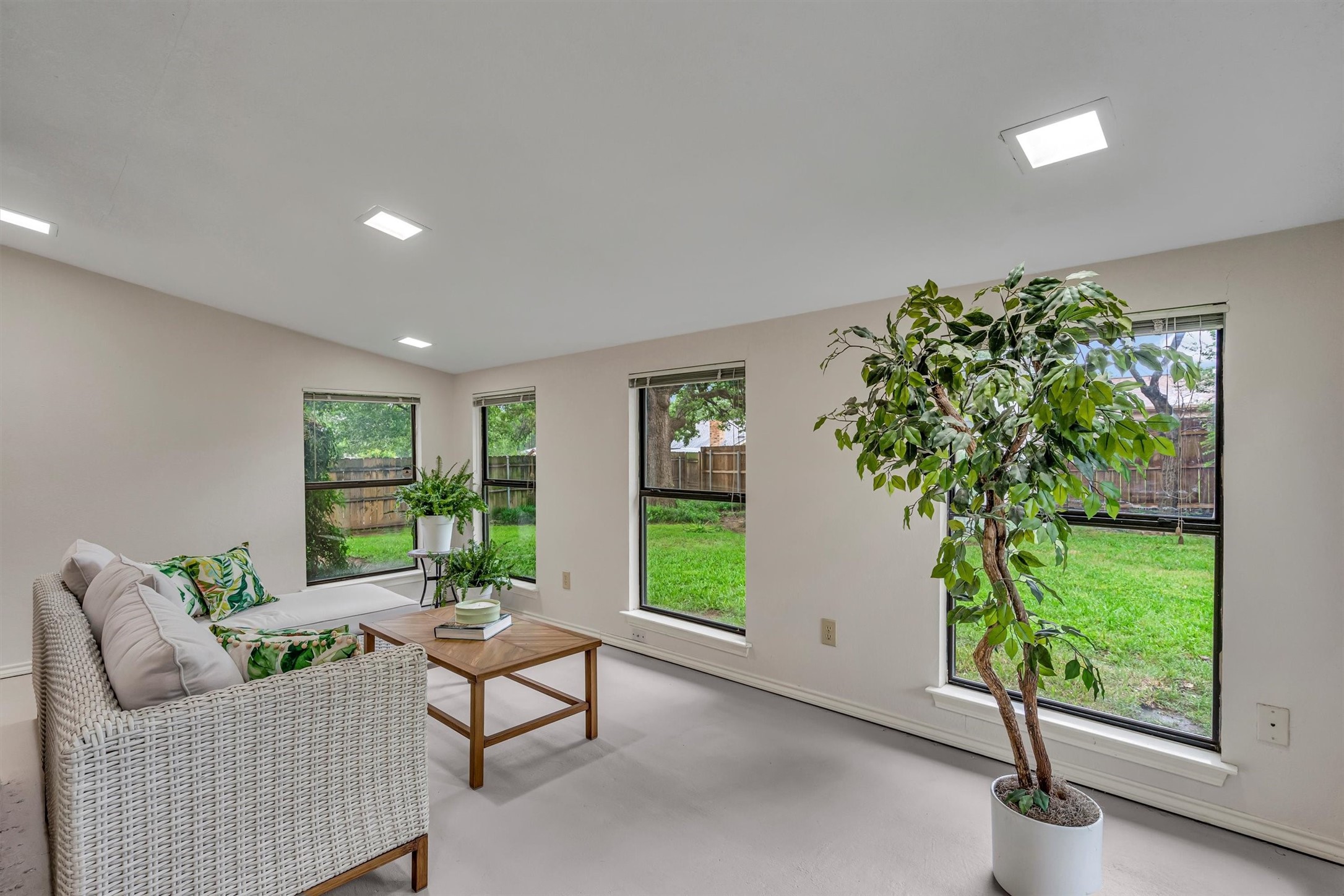 6824 Greenacres Drive
