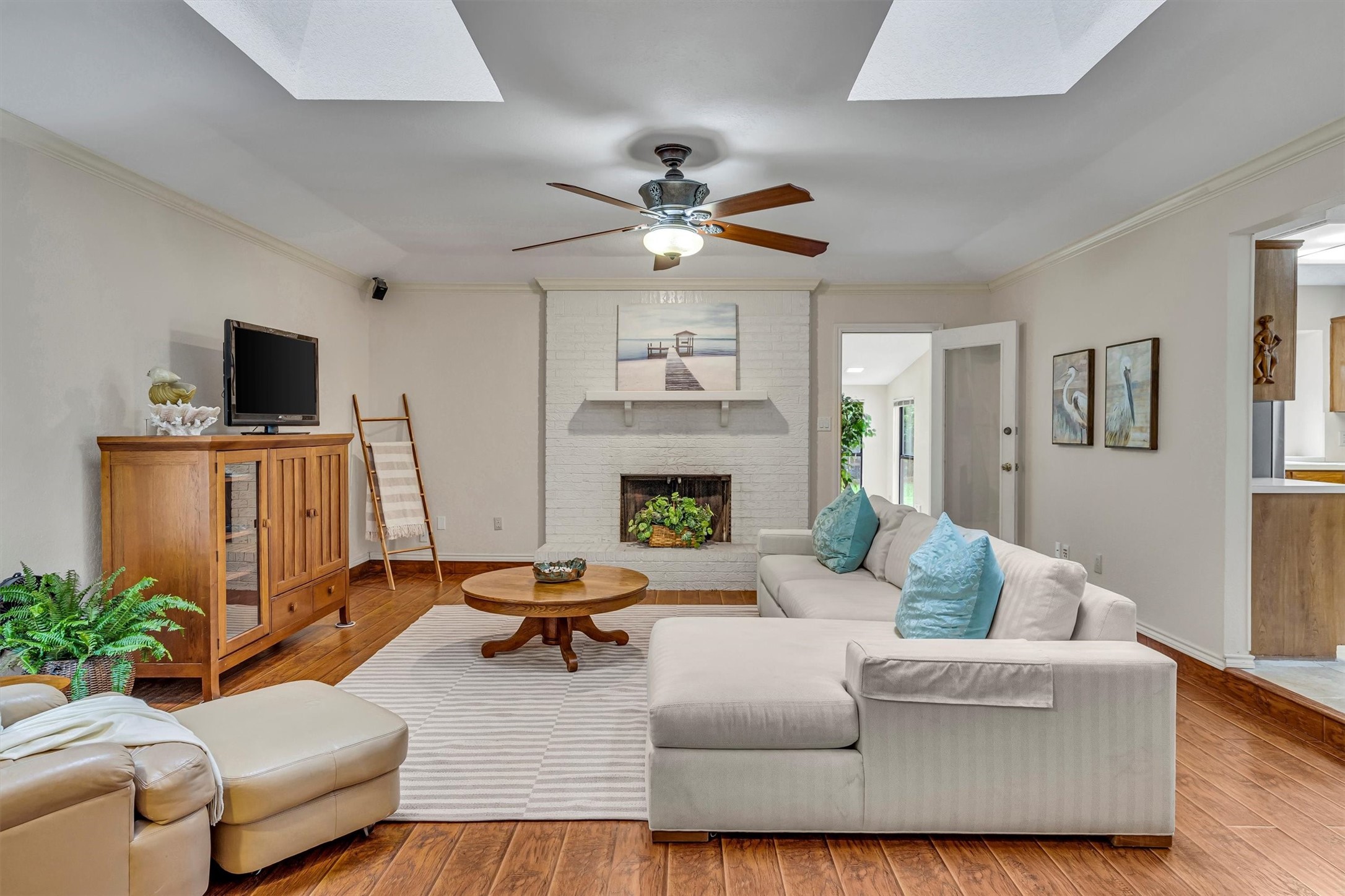 6824 Greenacres Drive
