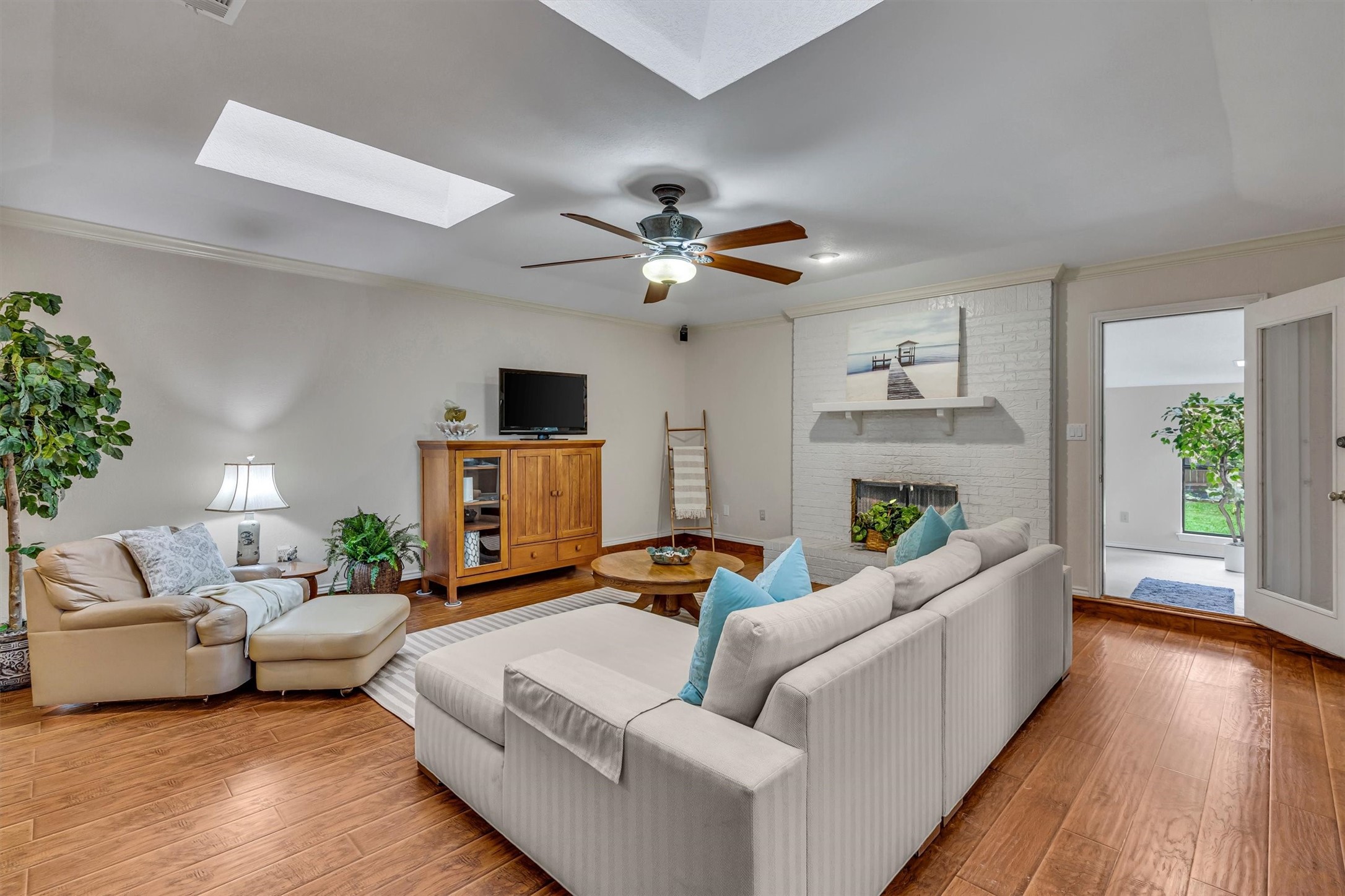 6824 Greenacres Drive