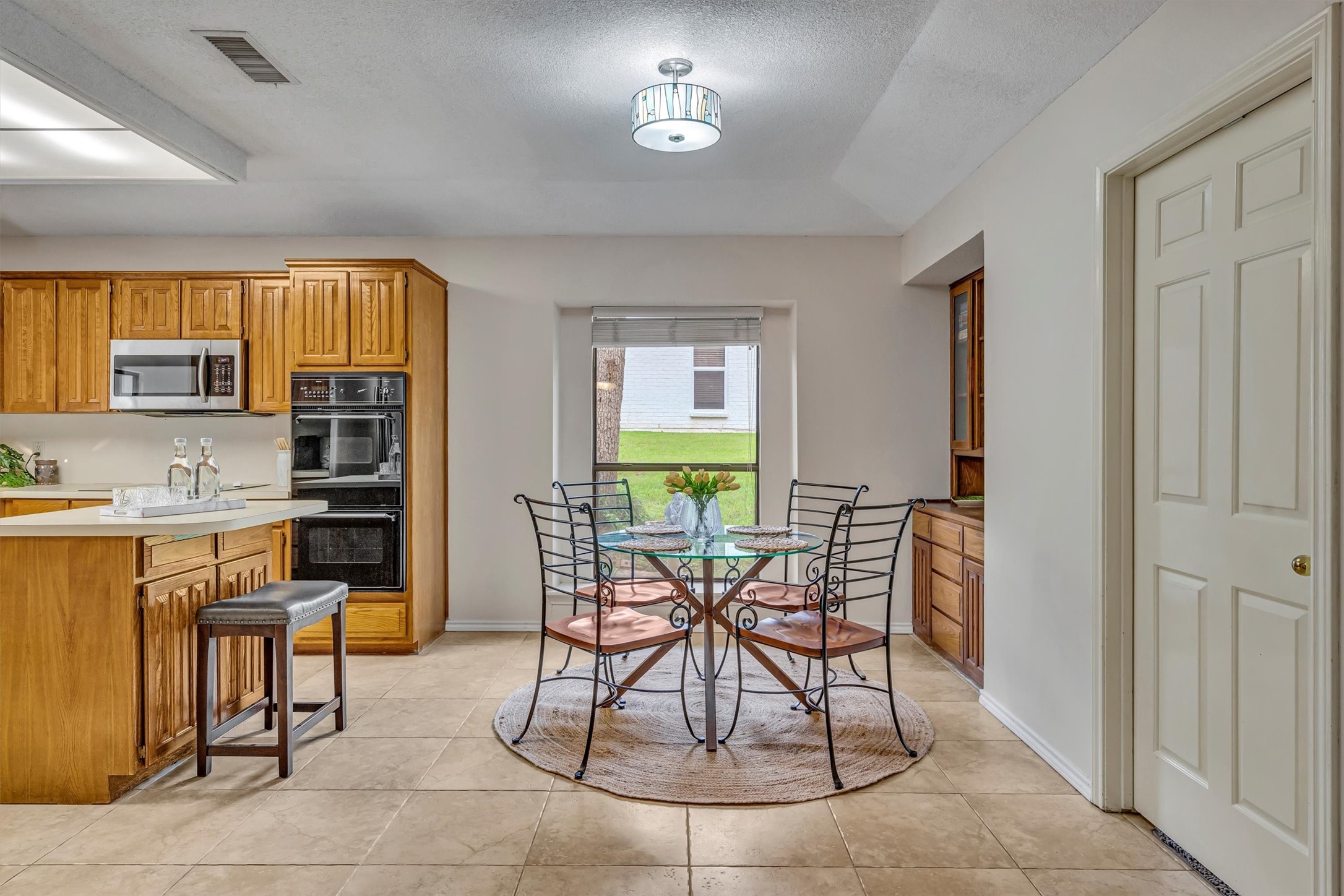 6824 Greenacres Drive