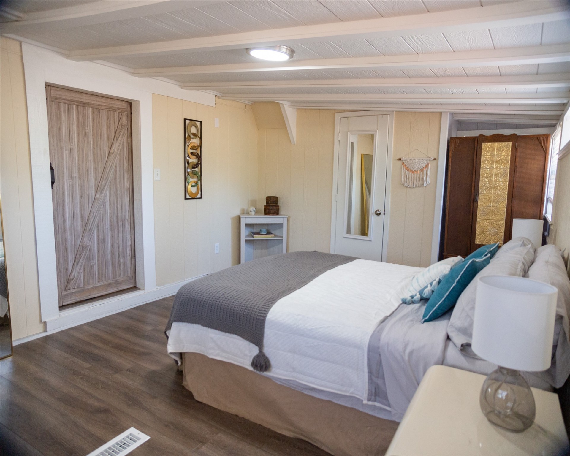 702 Western Hills Trail