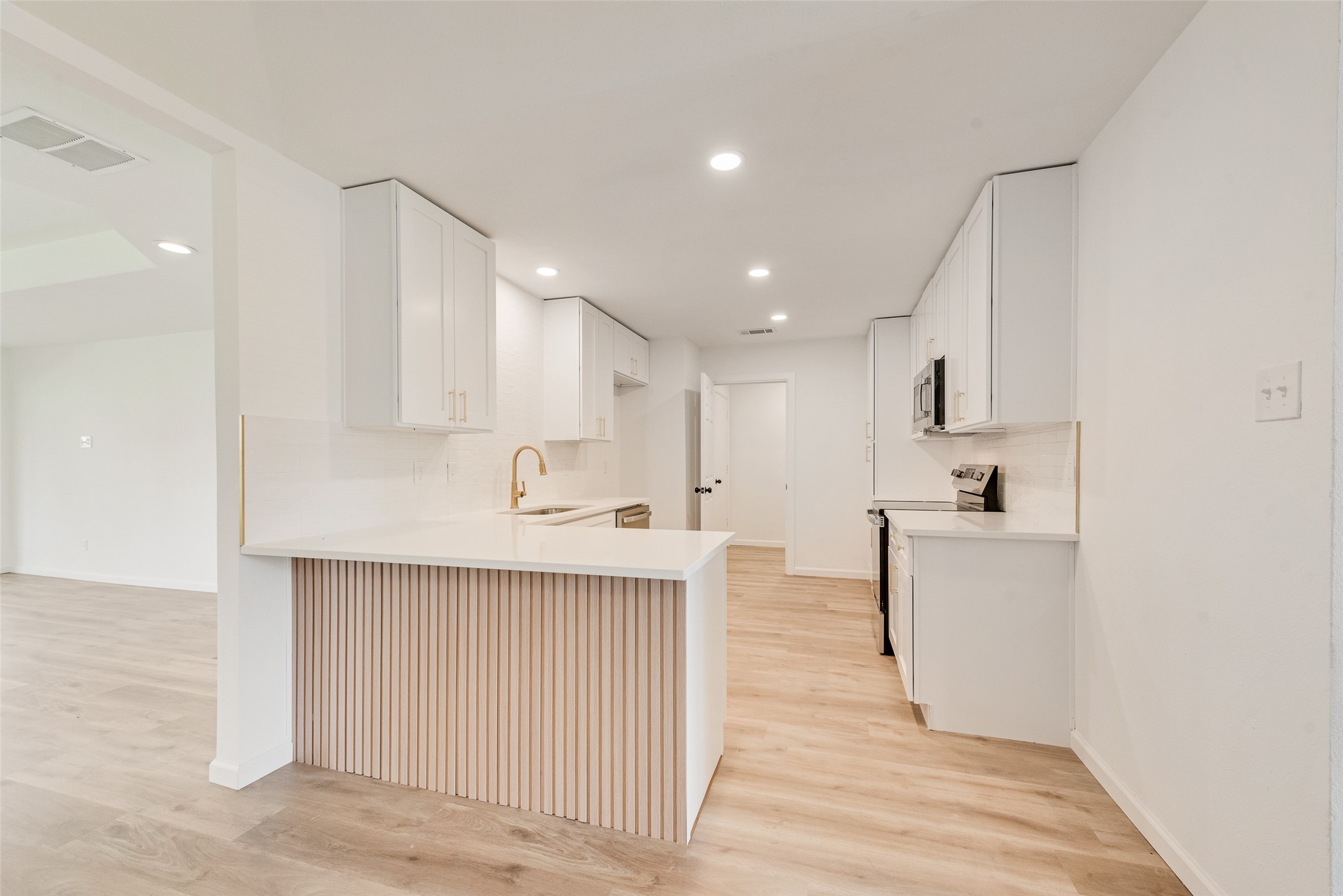 1933 Garden Crest Lane