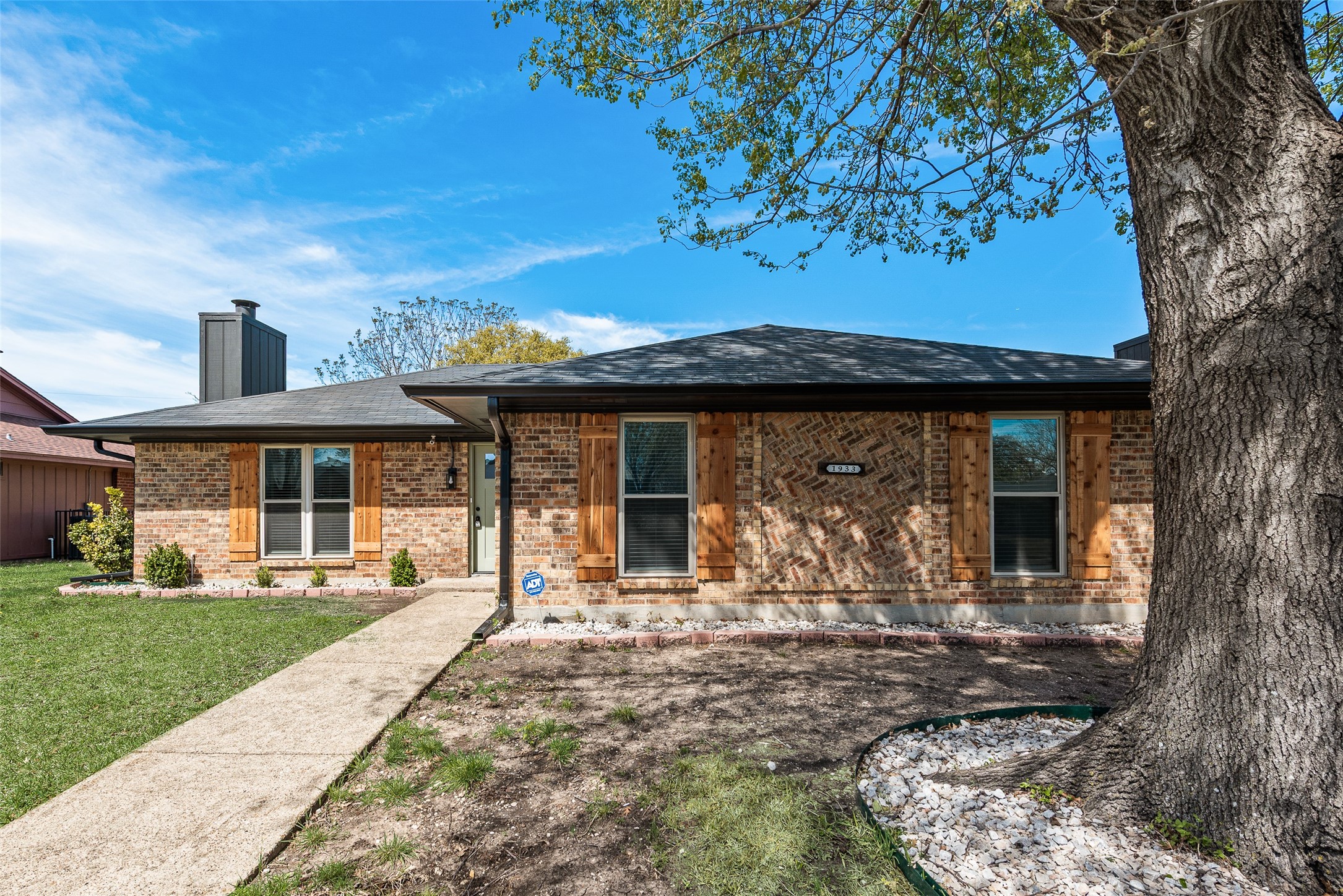 1933 Garden Crest Lane