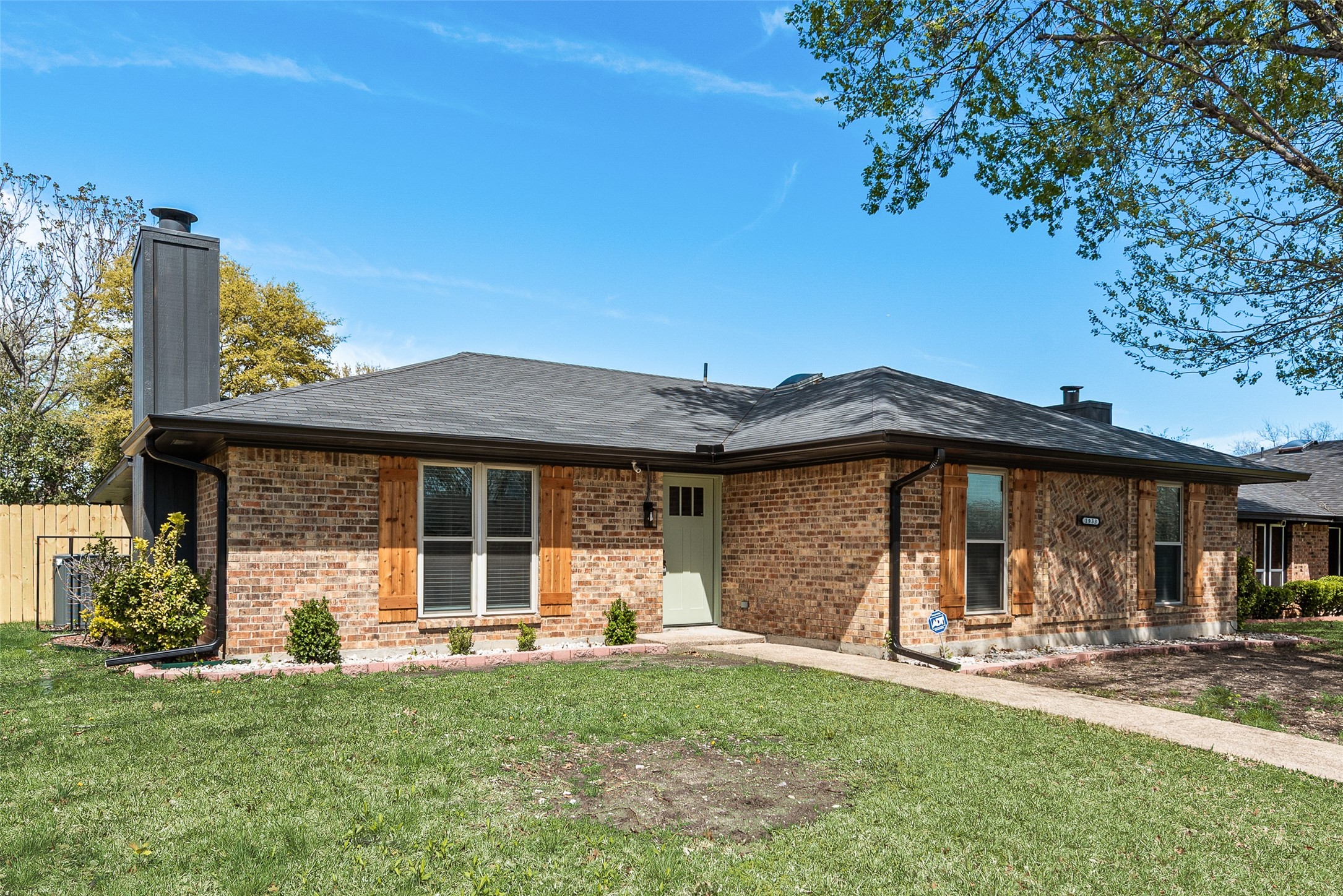 1933 Garden Crest Lane