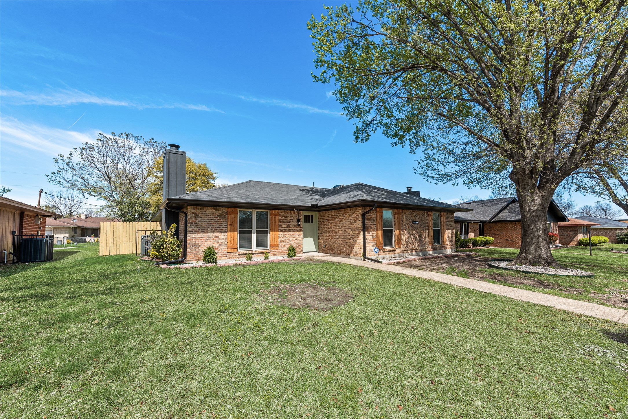 1933 Garden Crest Lane