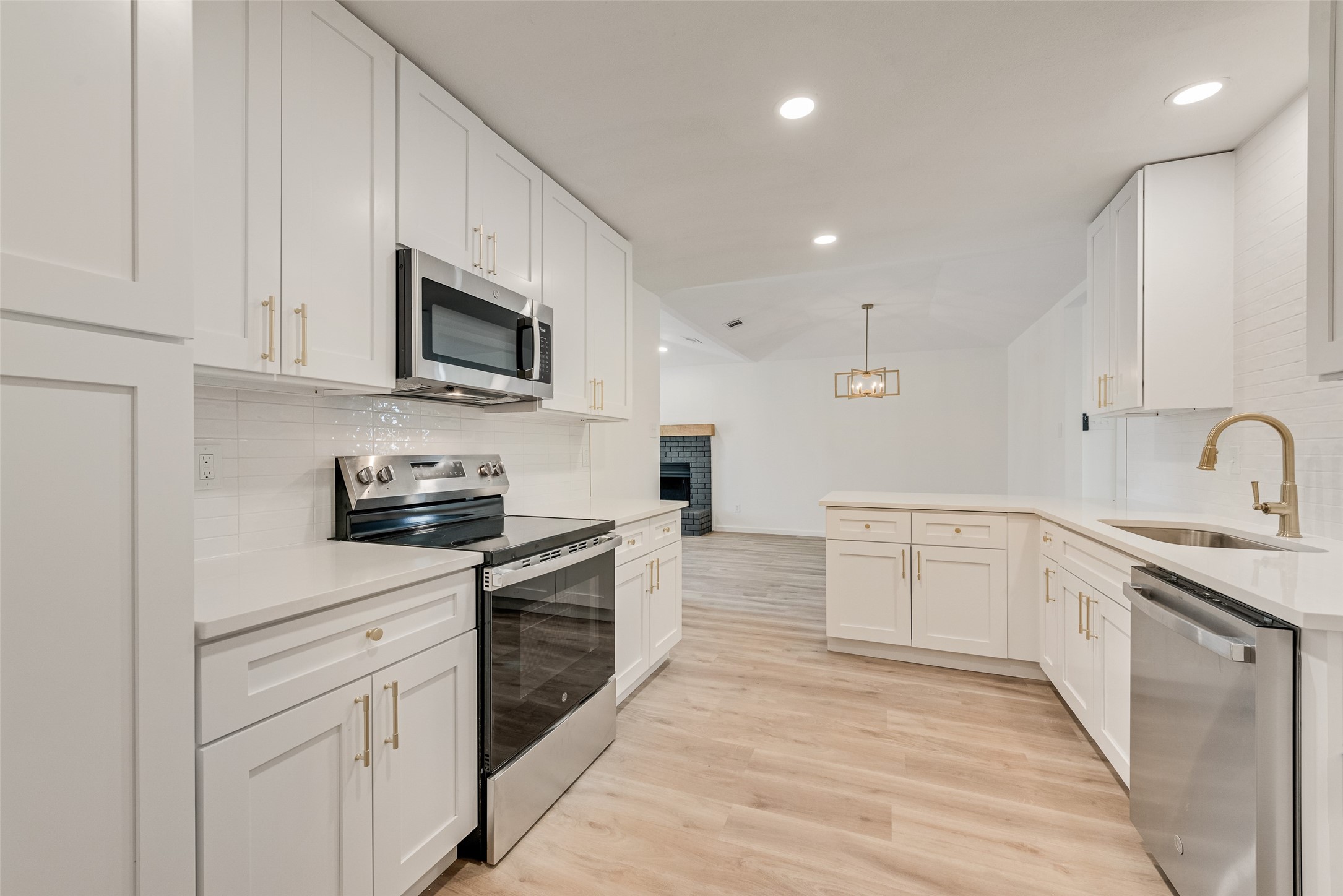 1933 Garden Crest Lane