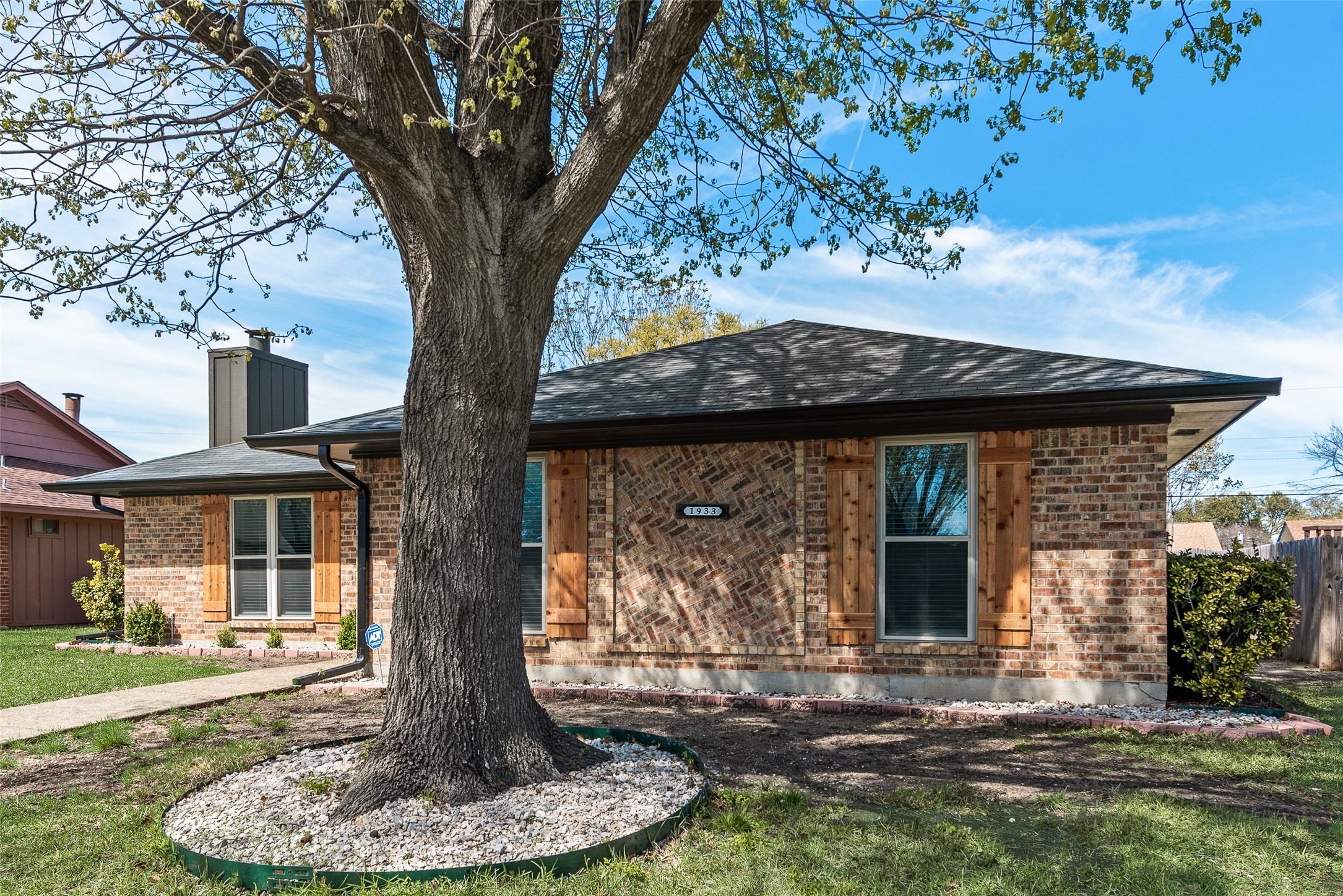 1933 Garden Crest Lane