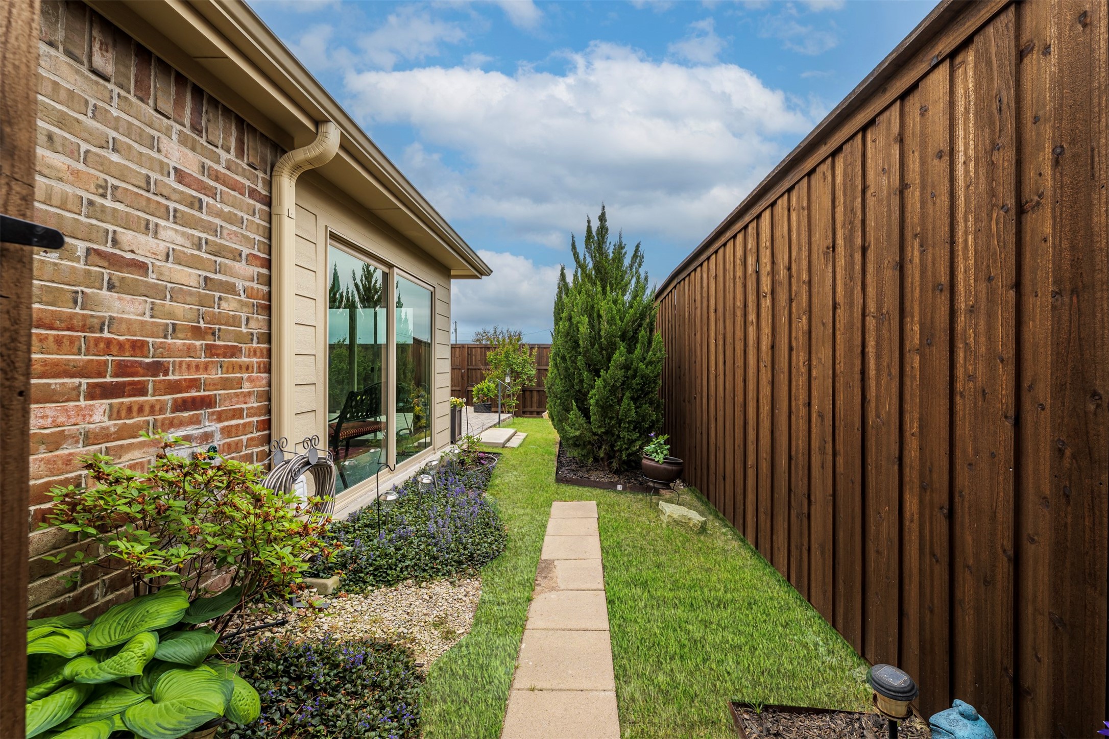 910 Community Way