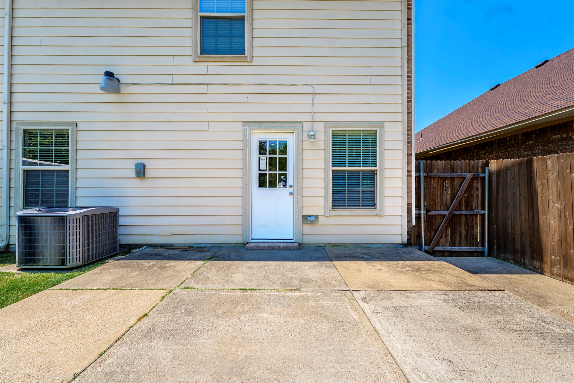 5946 Harbor Glen Drive