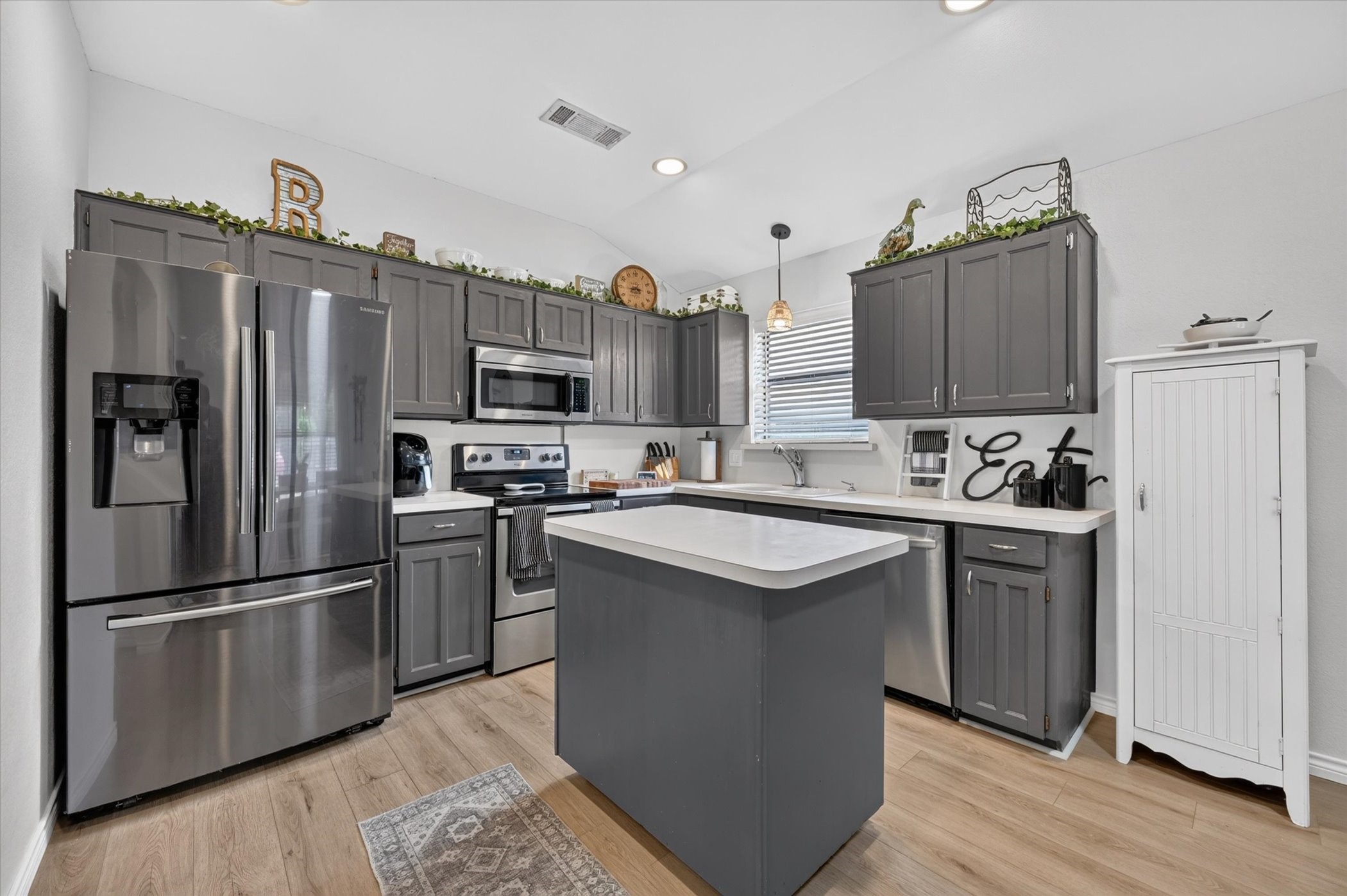 8233 Willis Lane