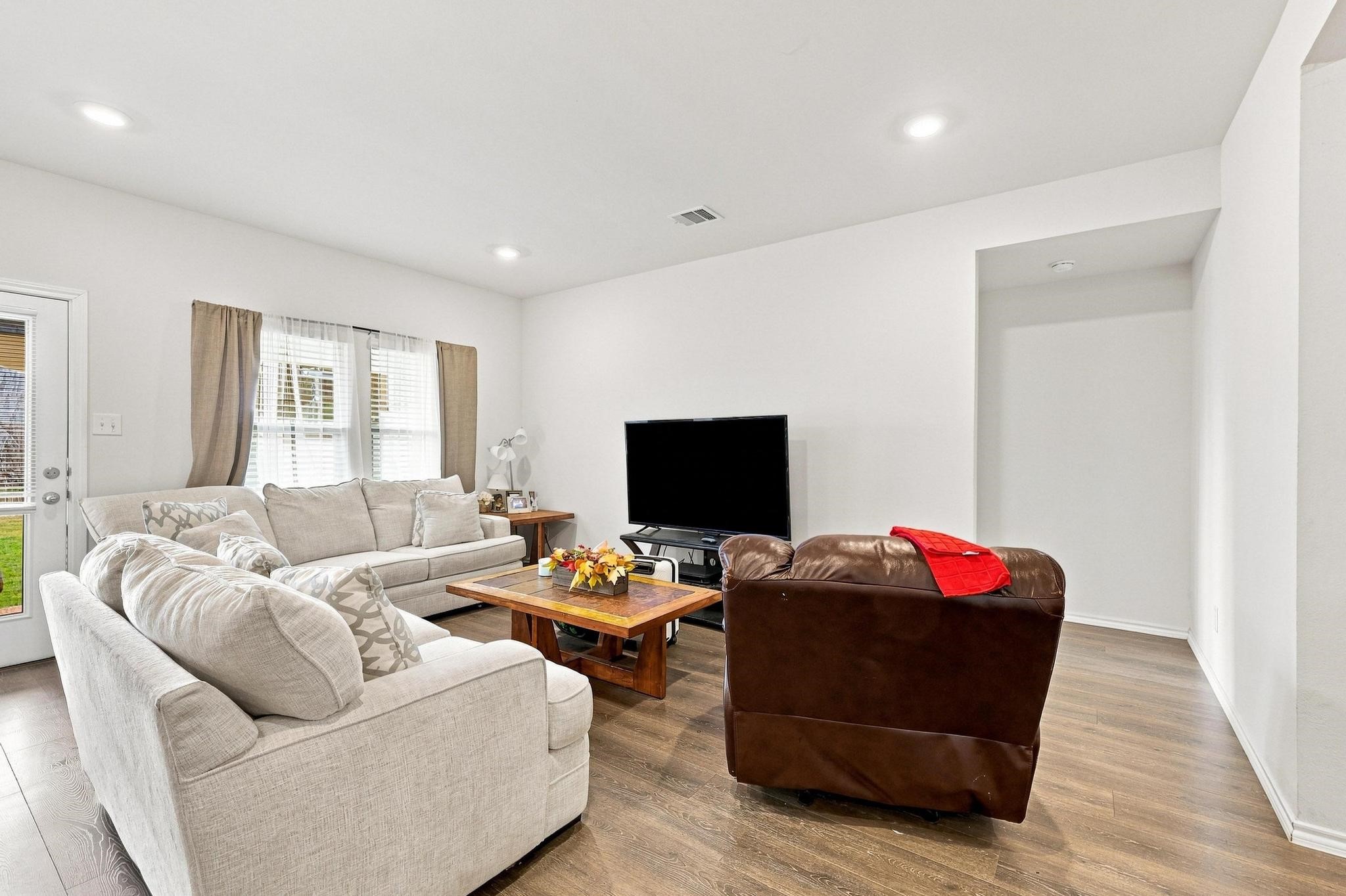 2908 Royal Acres