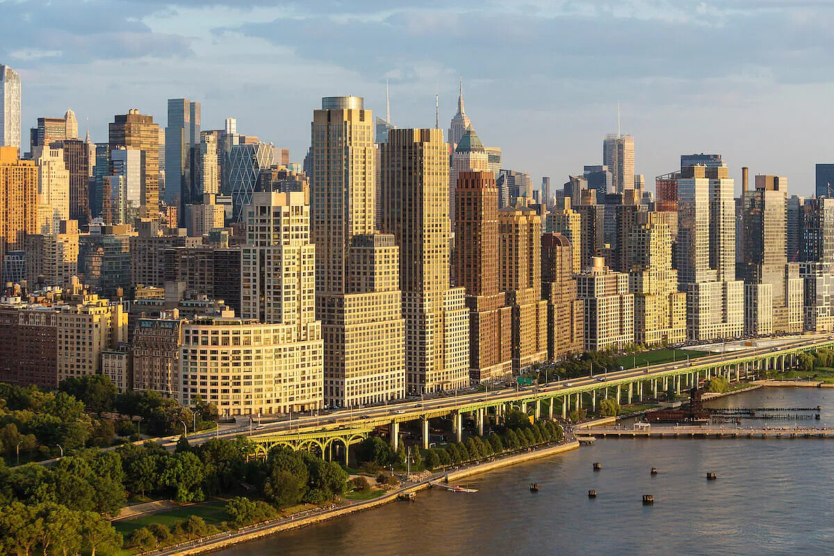 200 RIVERSIDE Boulevard 25C