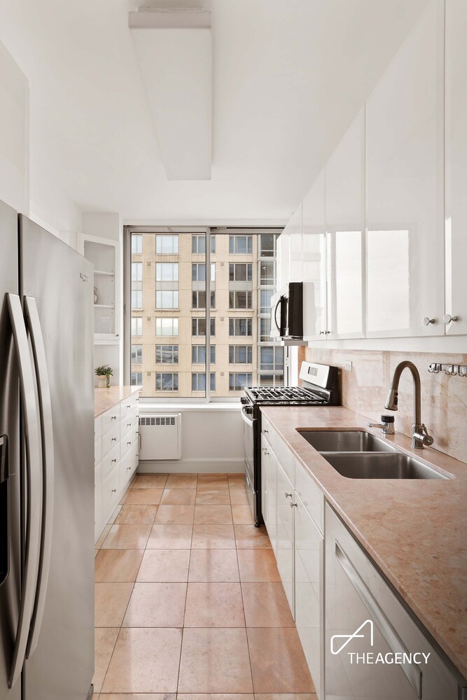 200 RIVERSIDE Boulevard 25C