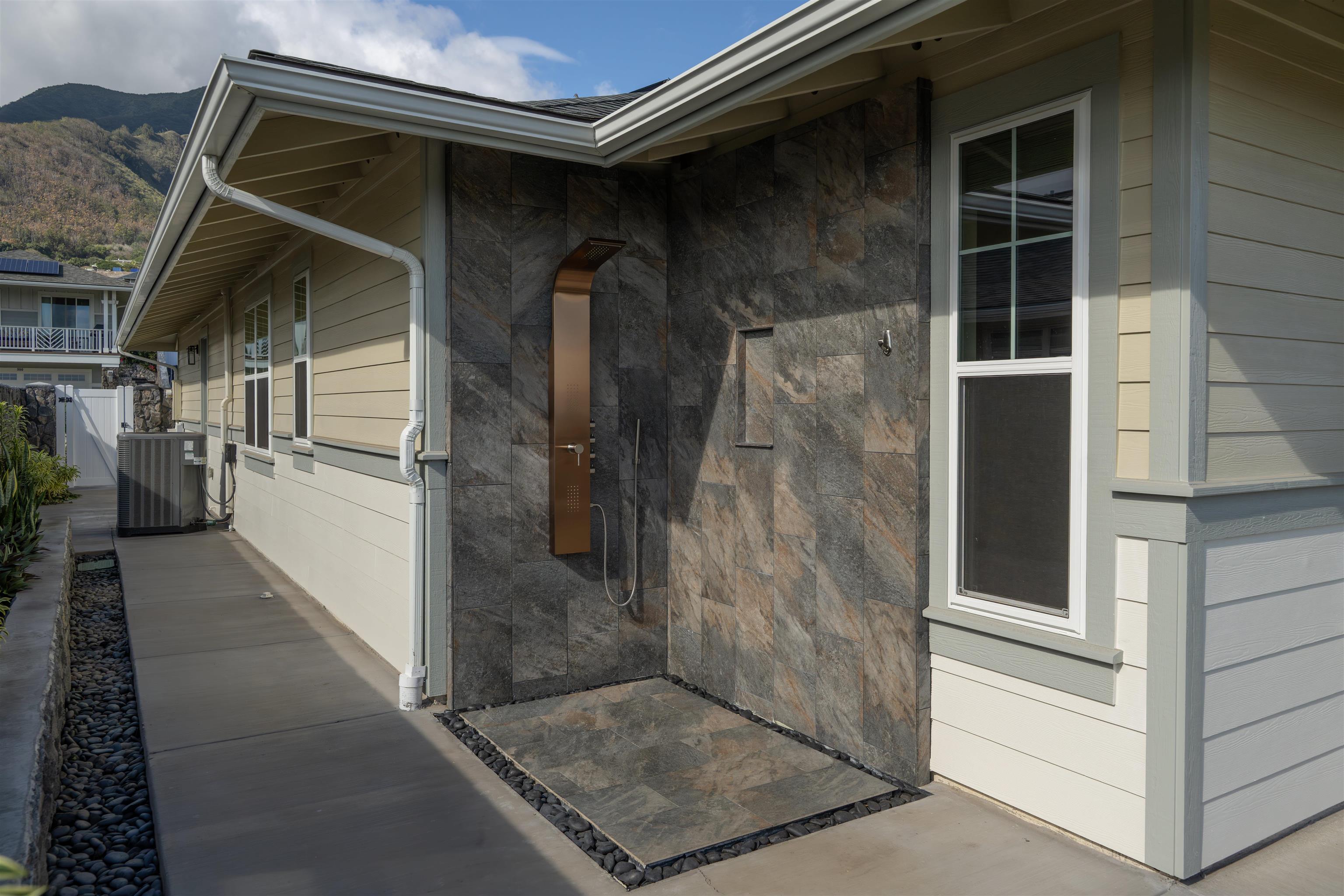 295 Pua Kalaunu Loop