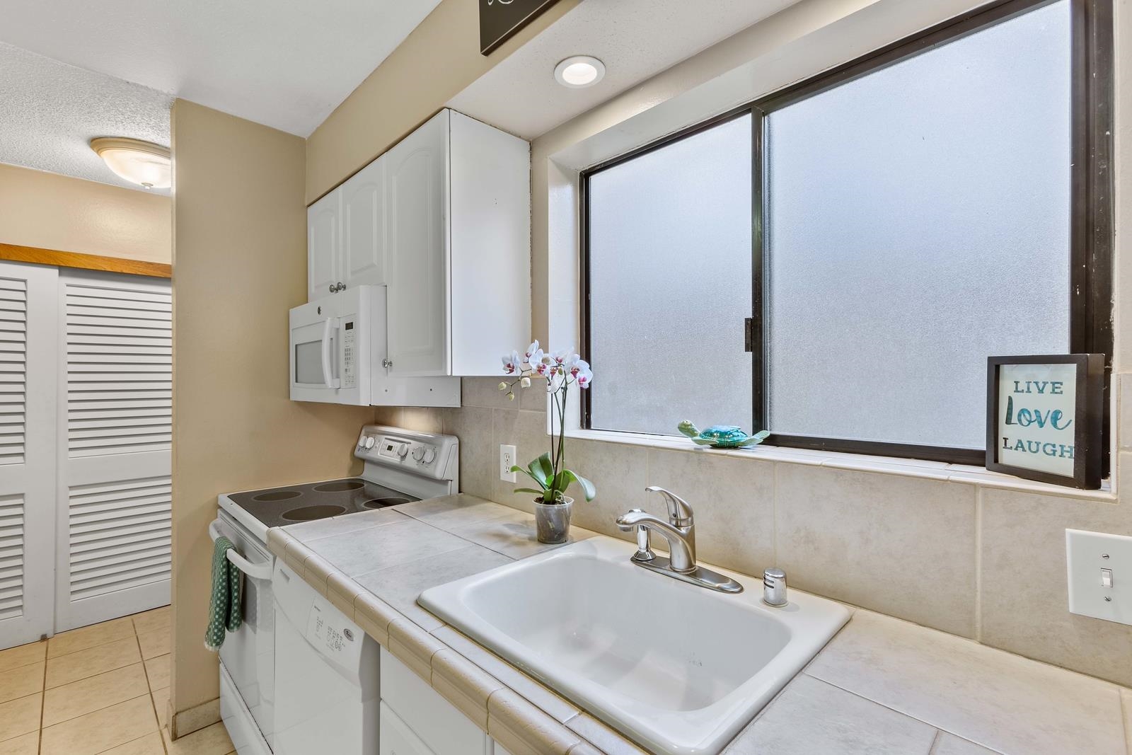 280 HAUOLI St Unit: B-17