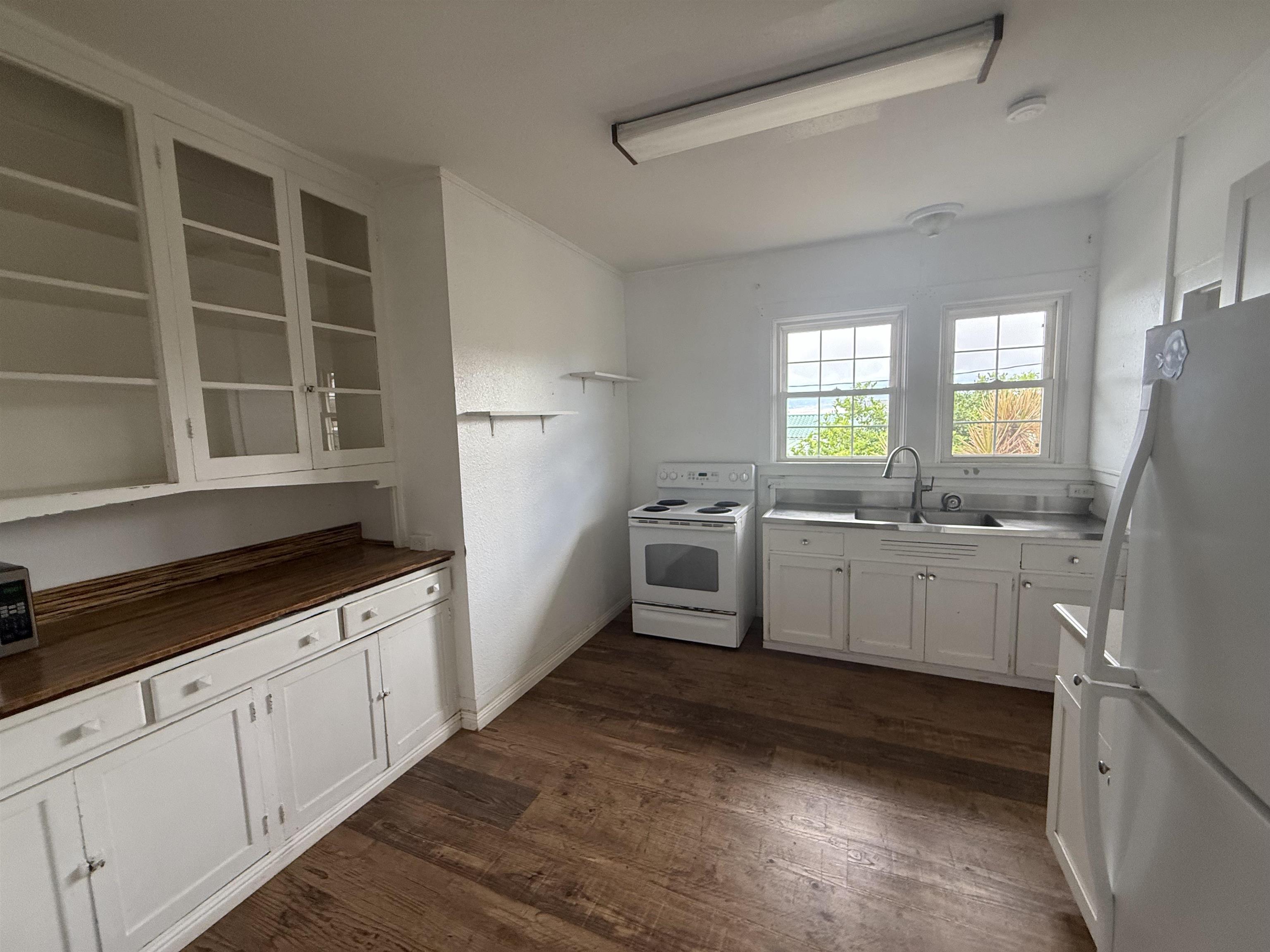 65 W Waiko Rd