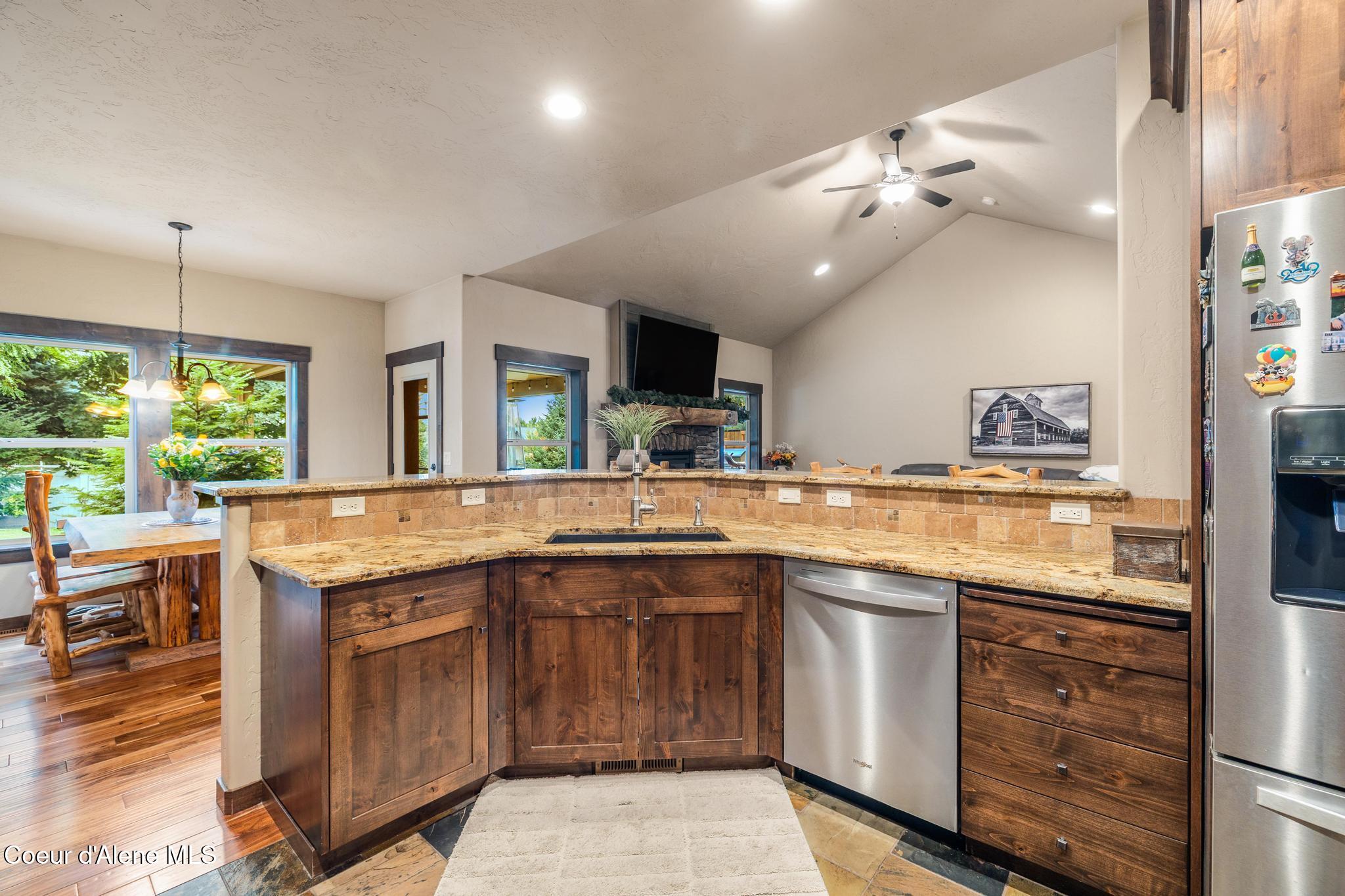 1122 E MAROON CREEK DR