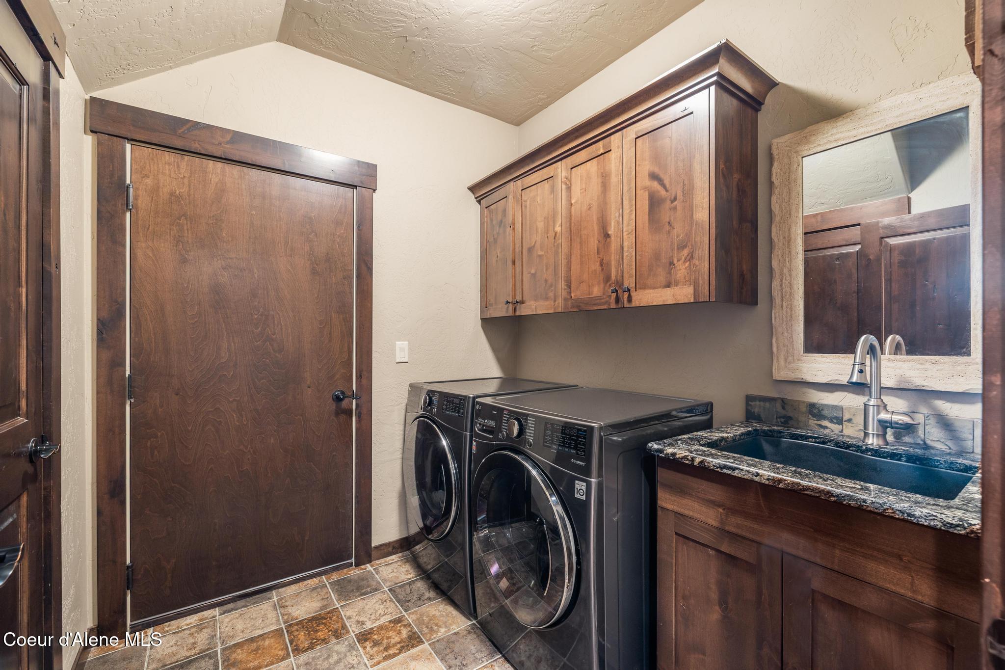 1122 E MAROON CREEK DR