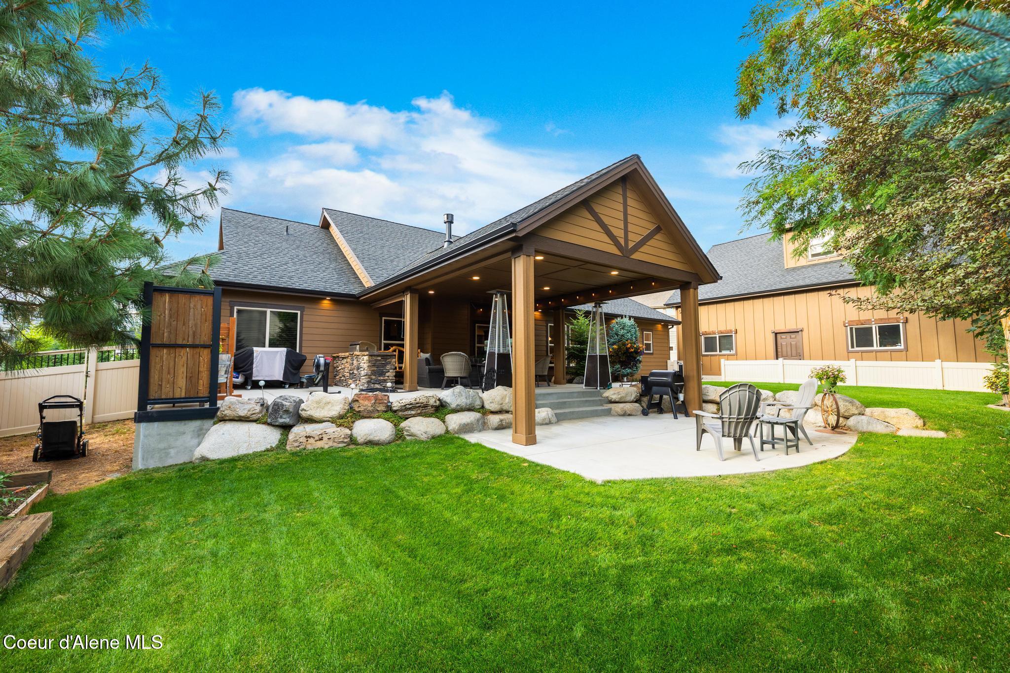 1122 E MAROON CREEK DR