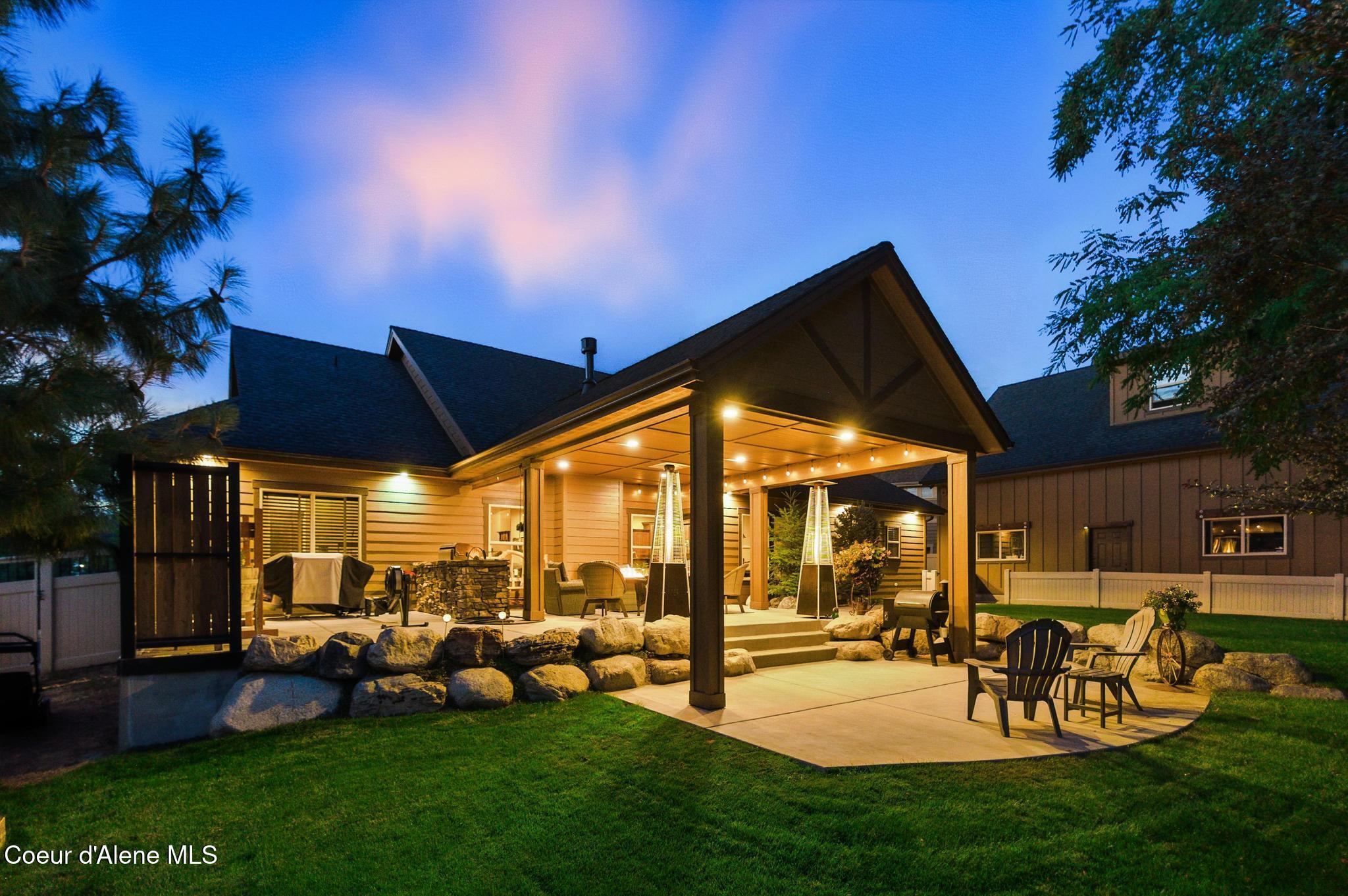 1122 E MAROON CREEK DR