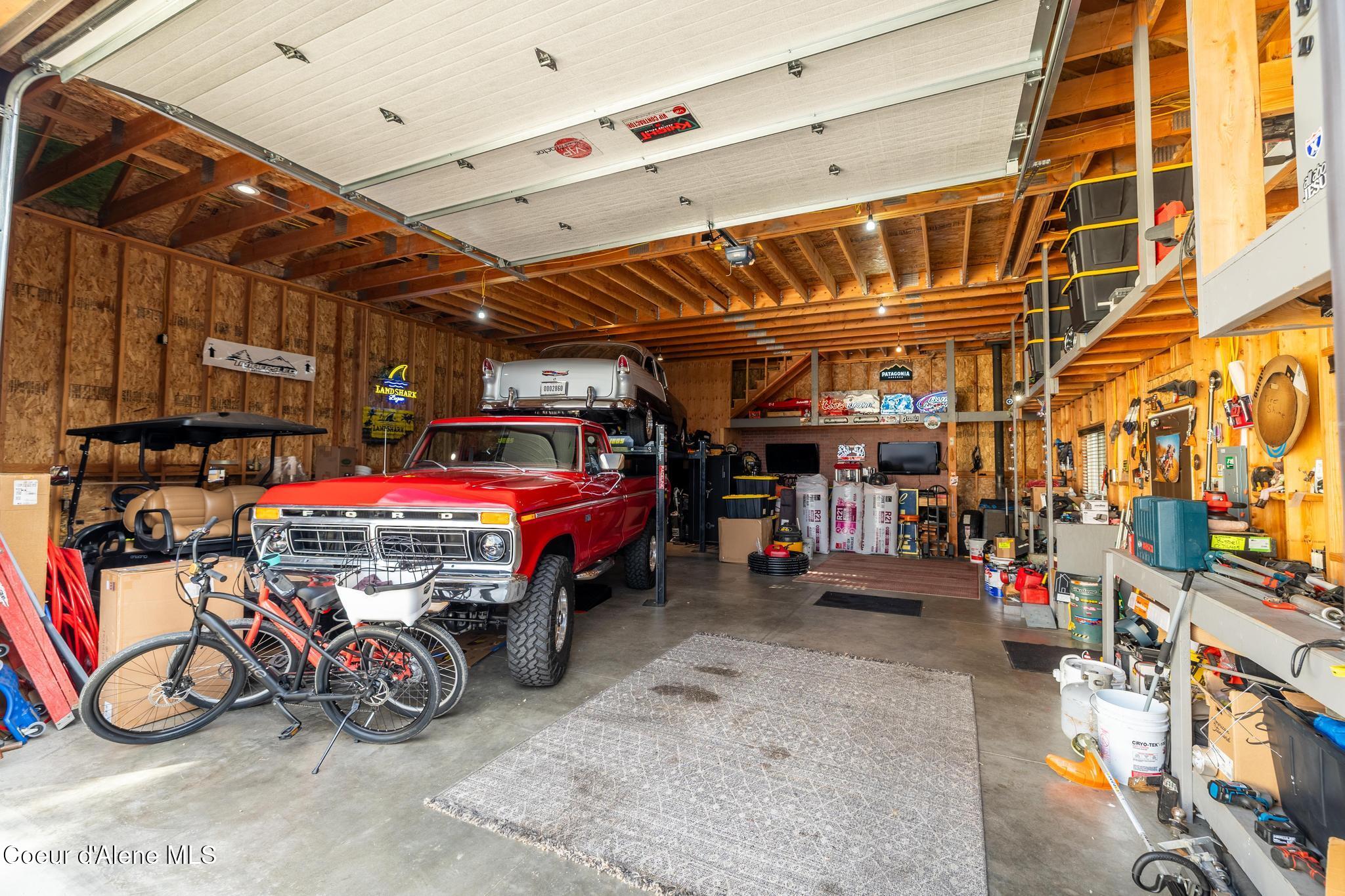 1122 E MAROON CREEK DR