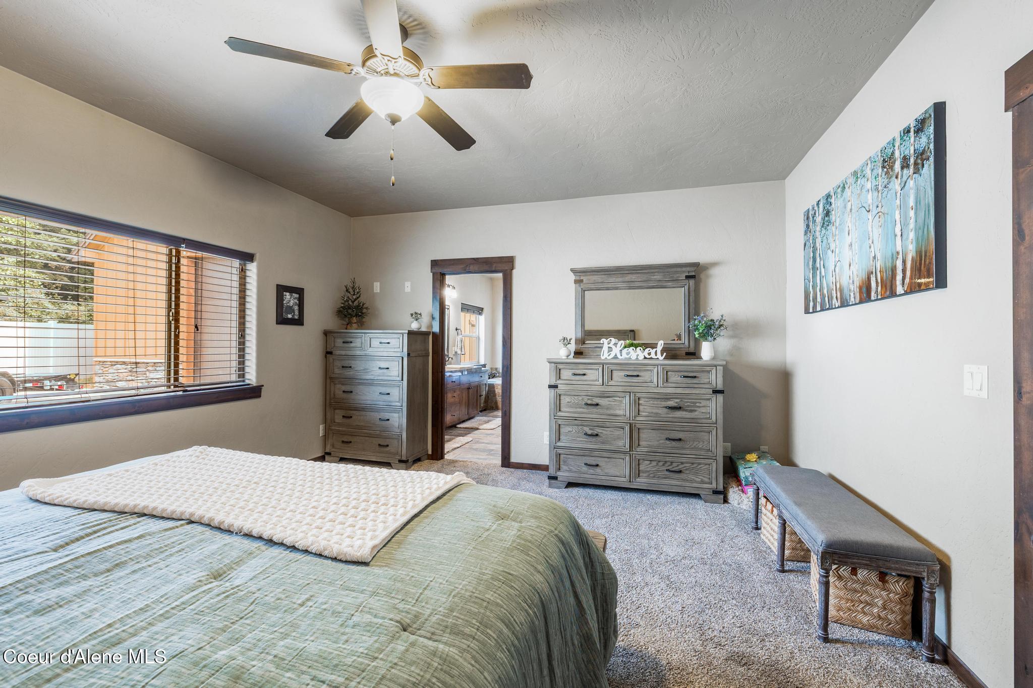 1122 E MAROON CREEK DR