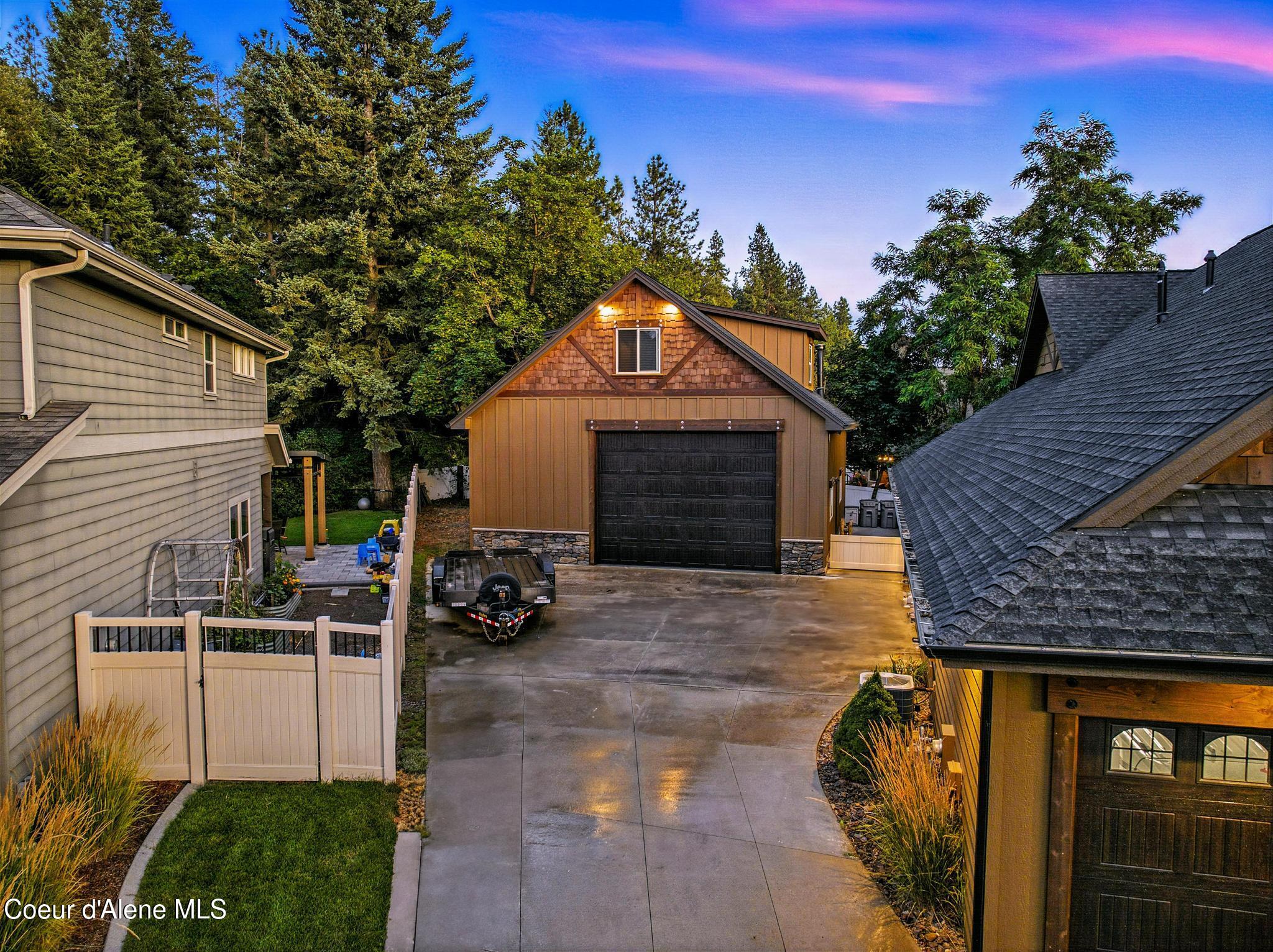 1122 E MAROON CREEK DR