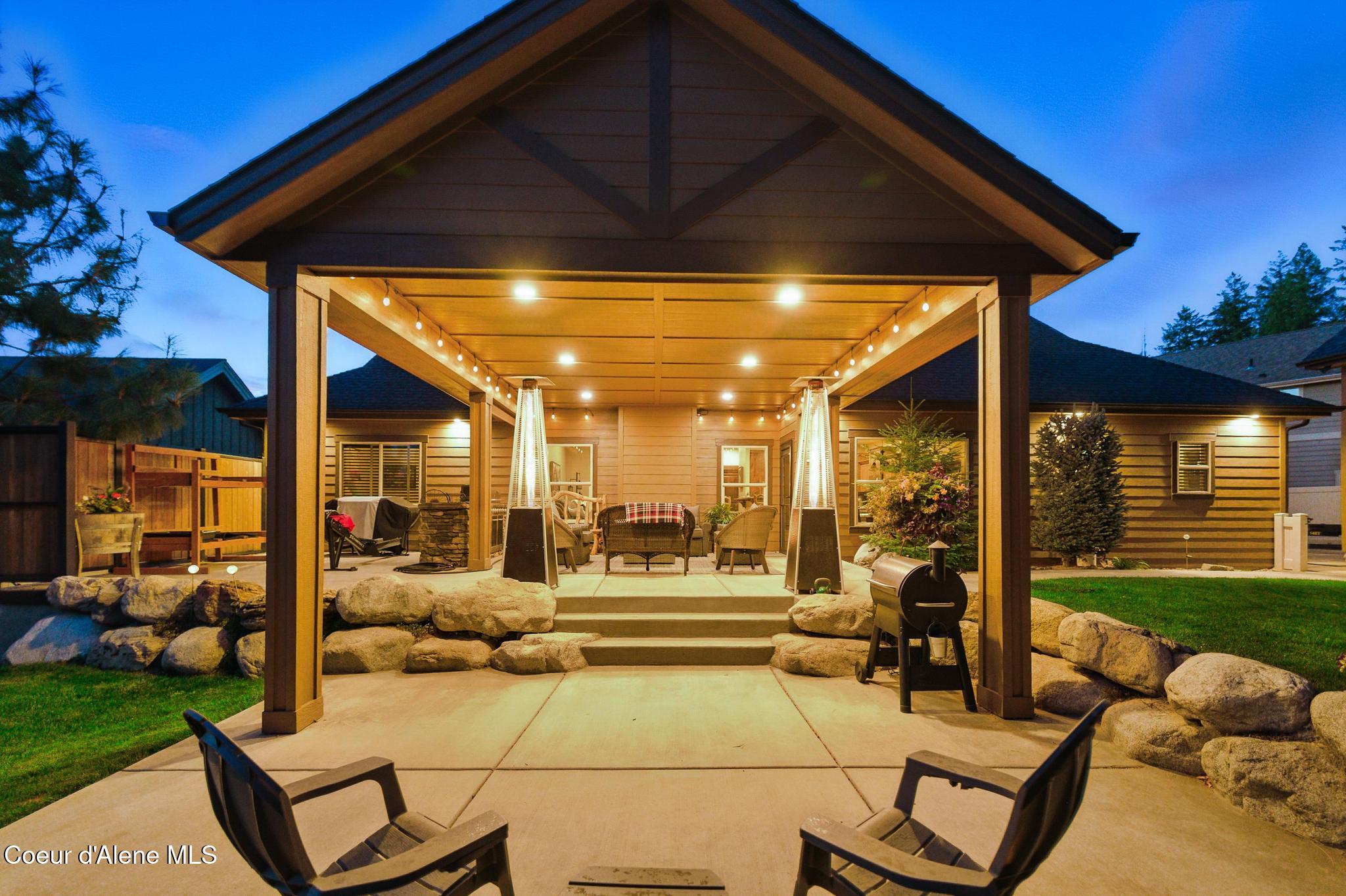 1122 E MAROON CREEK DR