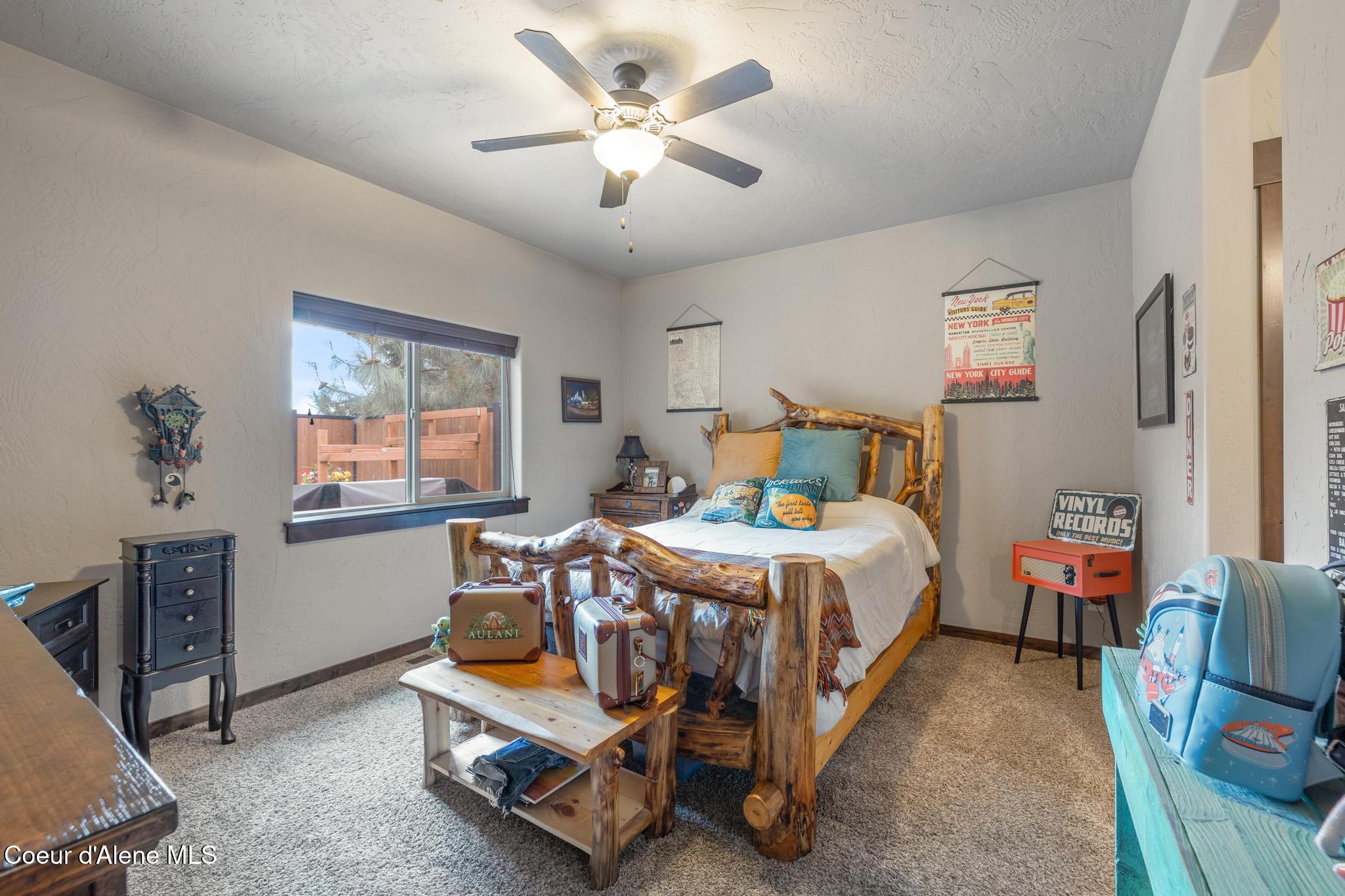 1122 E MAROON CREEK DR