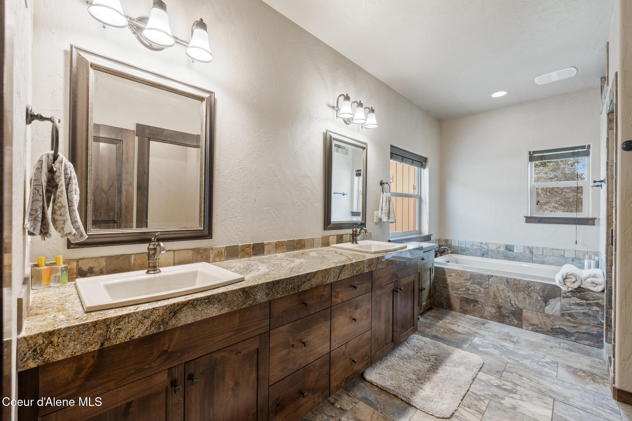 1122 E MAROON CREEK DR