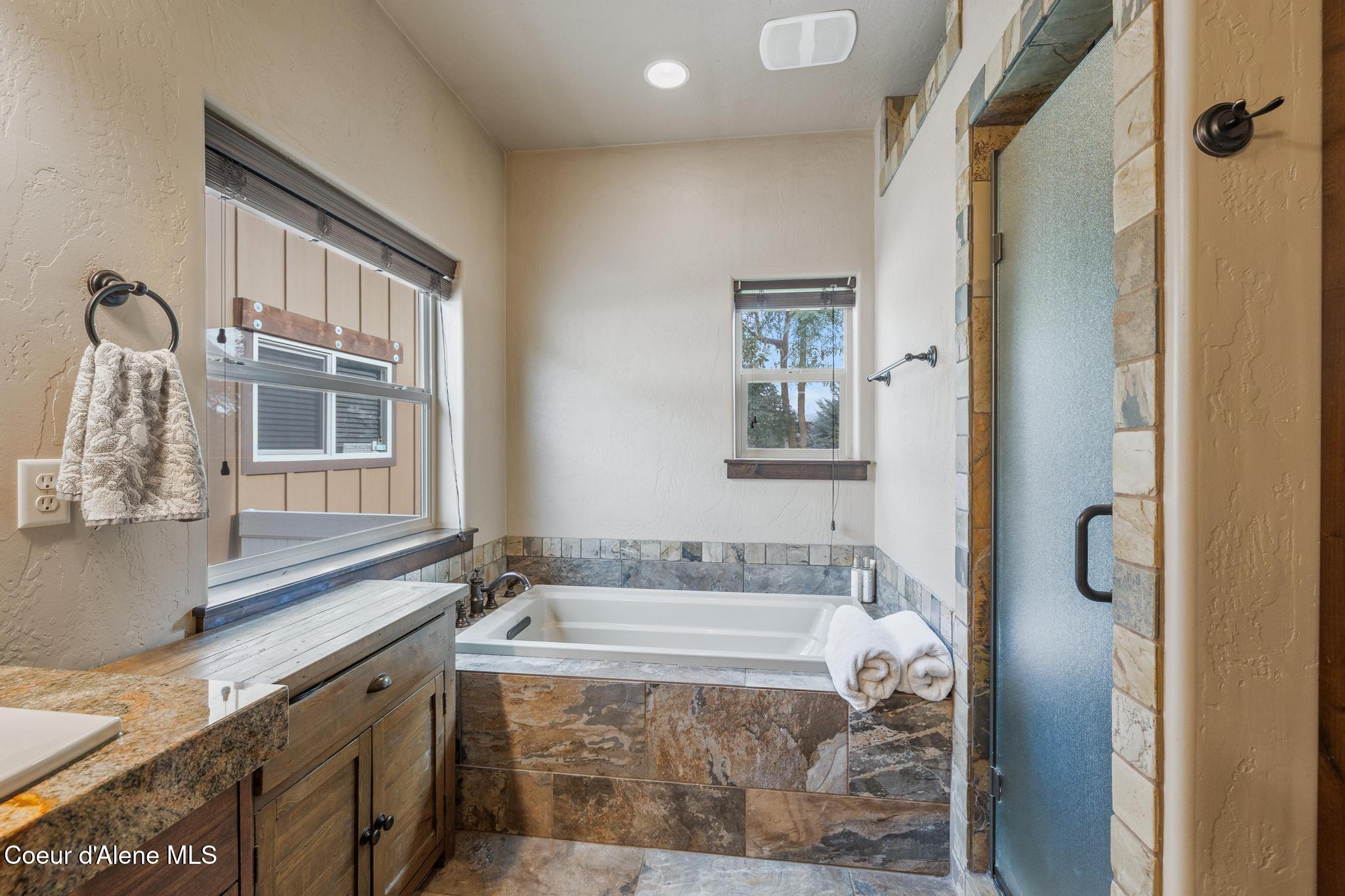 1122 E MAROON CREEK DR