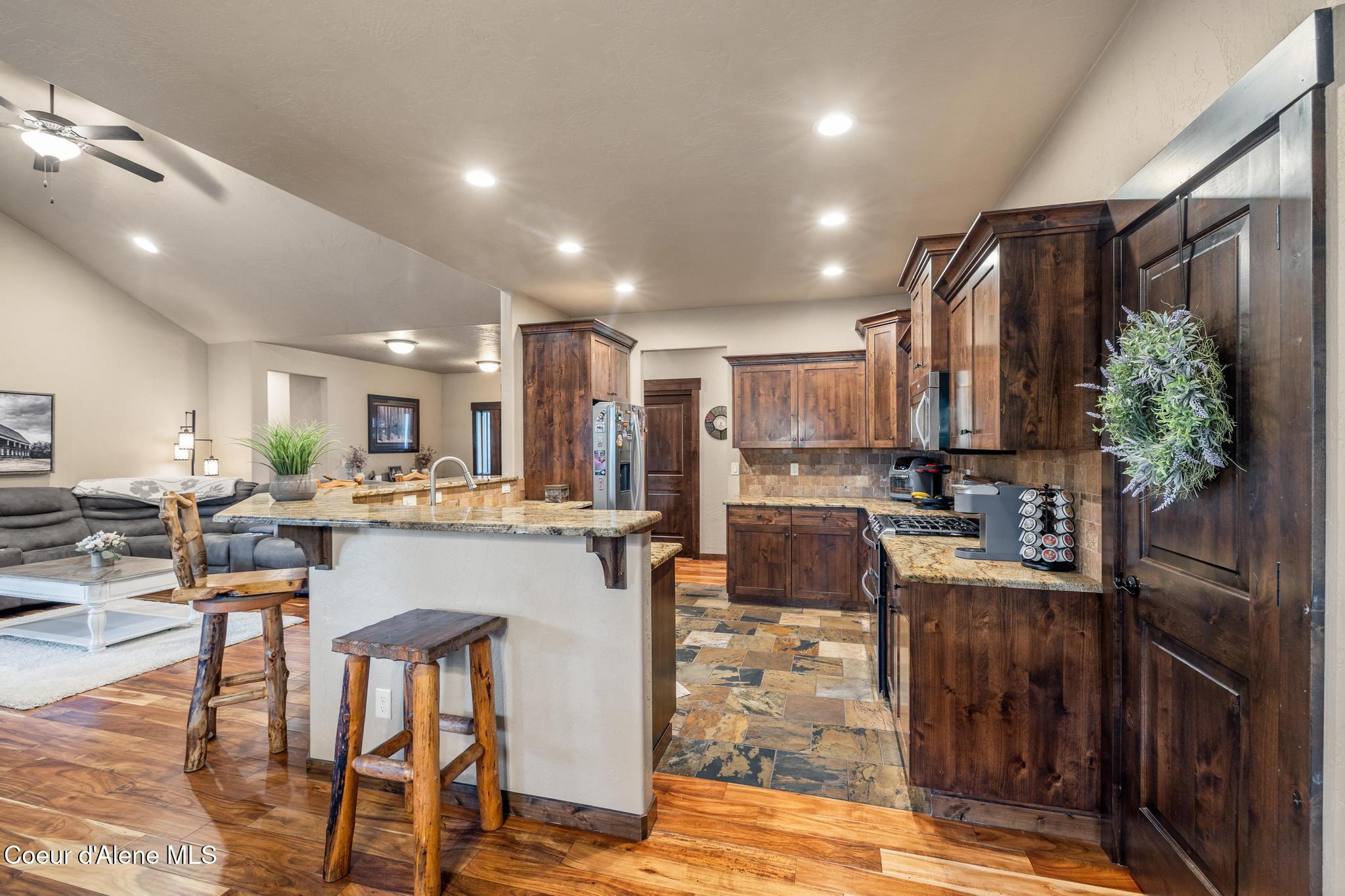 1122 E MAROON CREEK DR