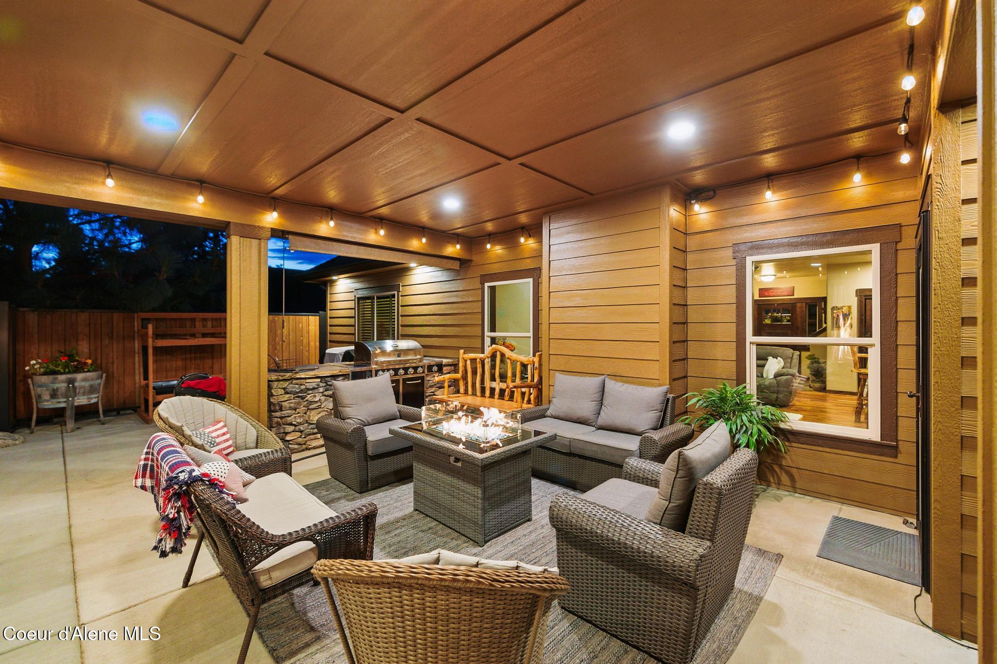 1122 E MAROON CREEK DR