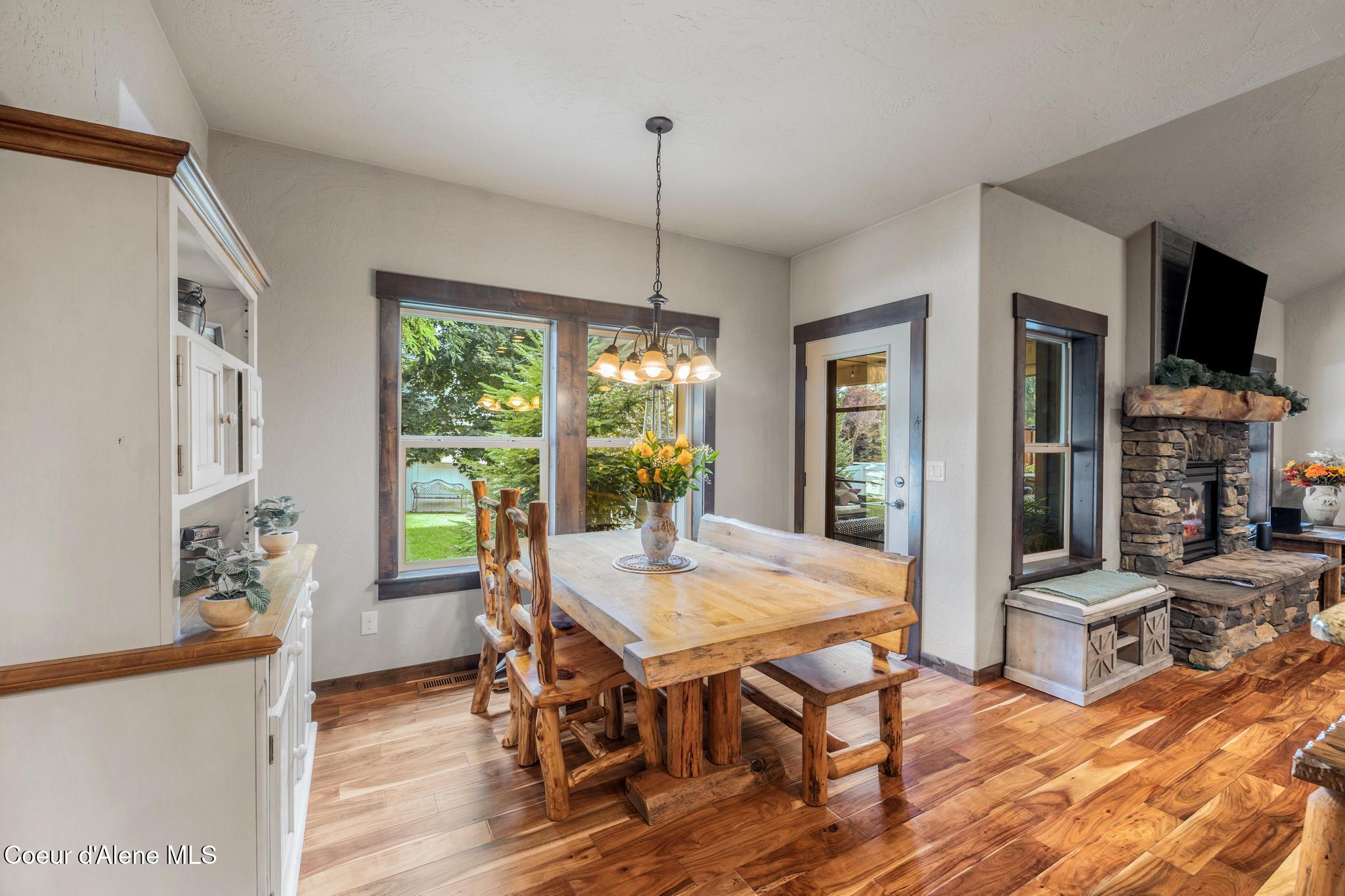 1122 E MAROON CREEK DR