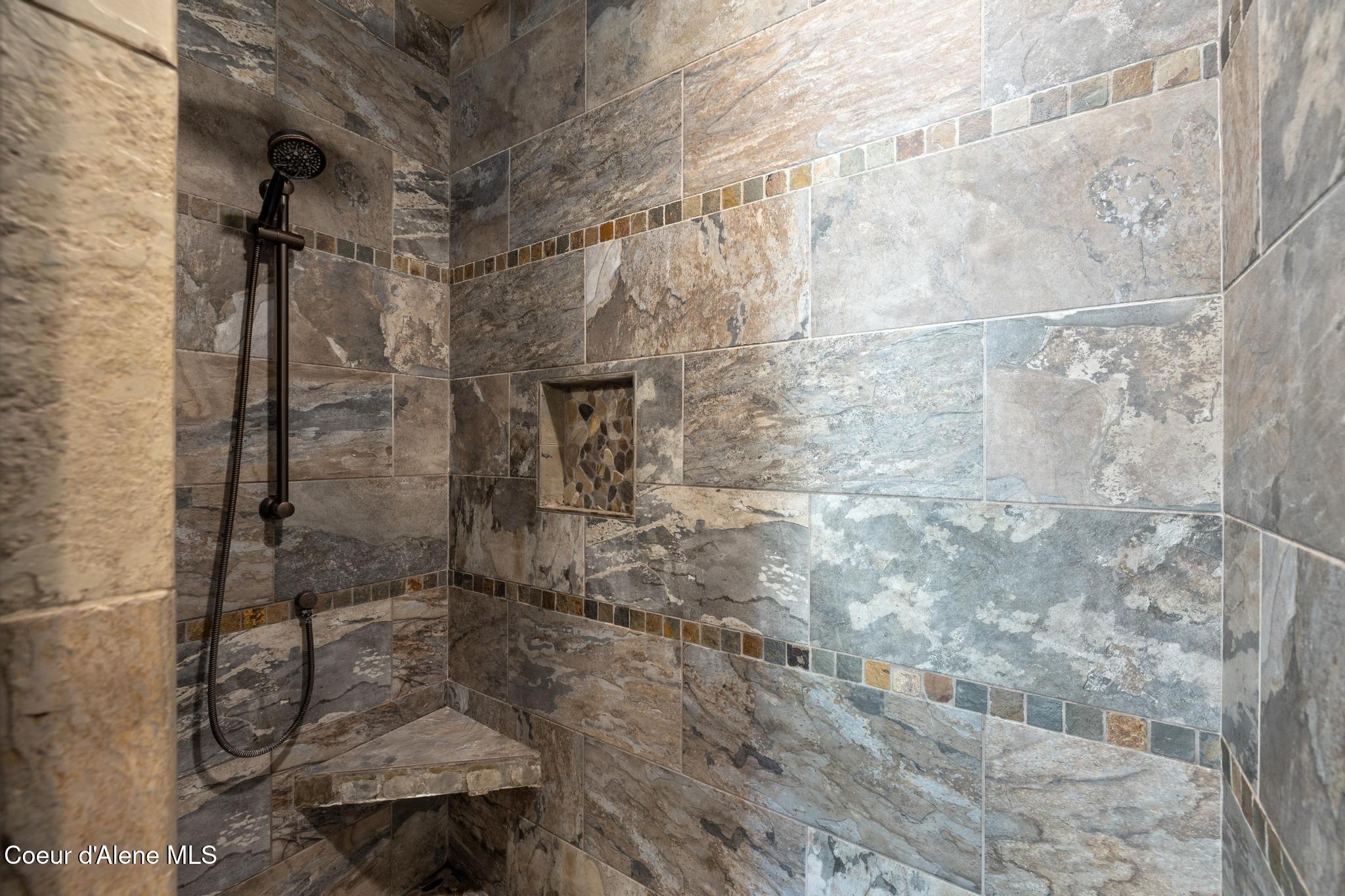 1122 E MAROON CREEK DR