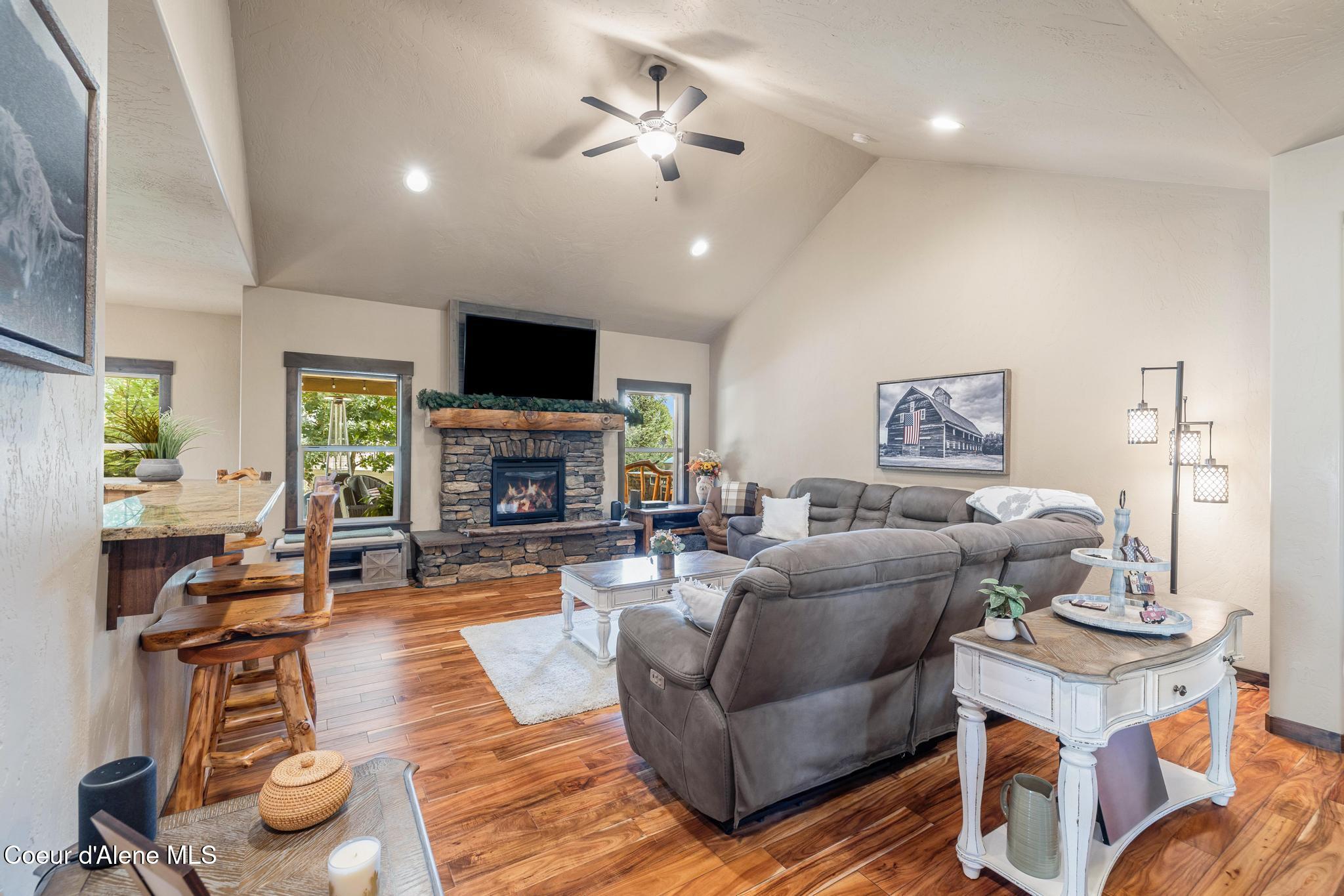 1122 E Maroon Creek DR